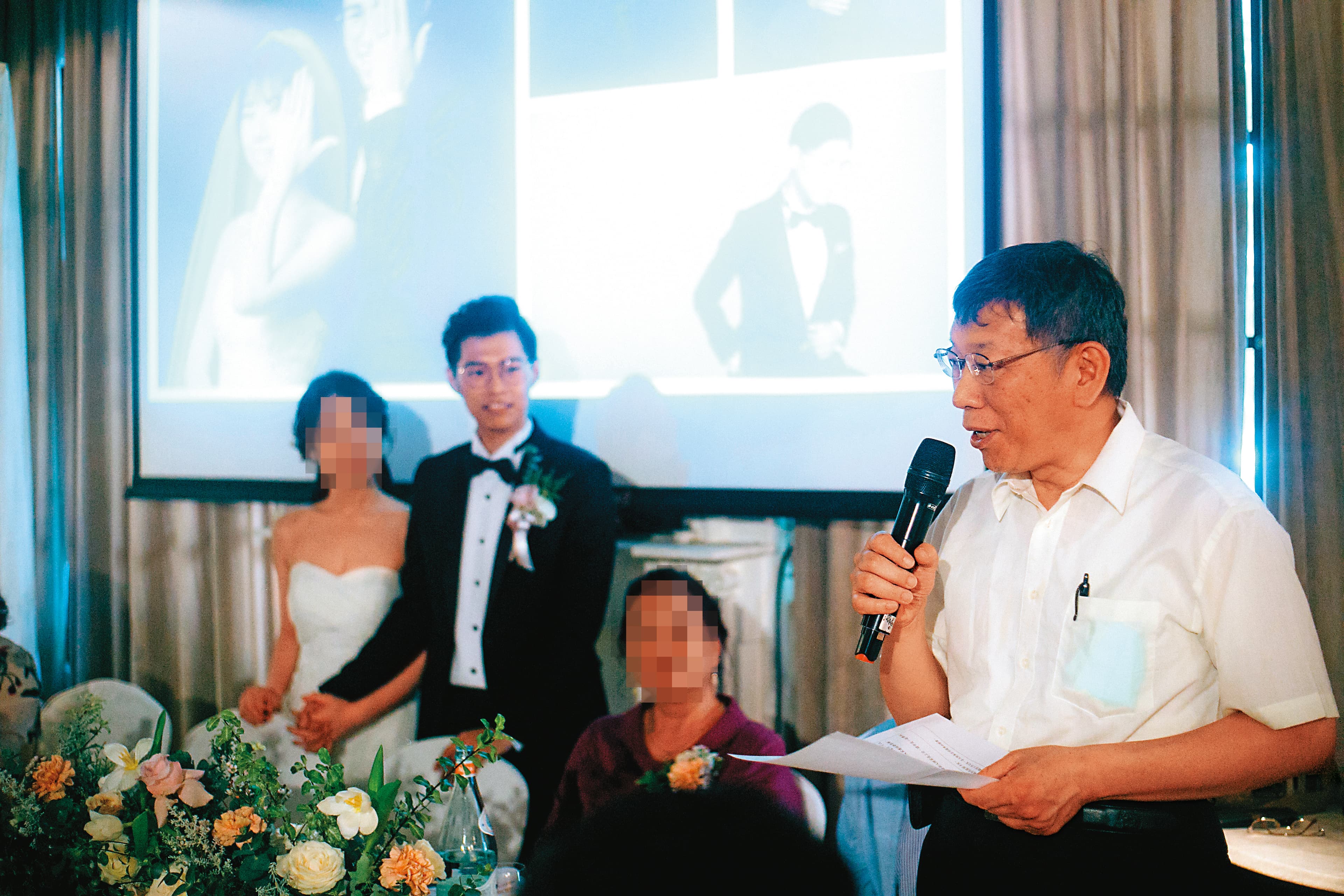 謝泊泓(左2)當年與妻子的婚宴,柯文哲還到場致詞祝賀。(讀者提供)