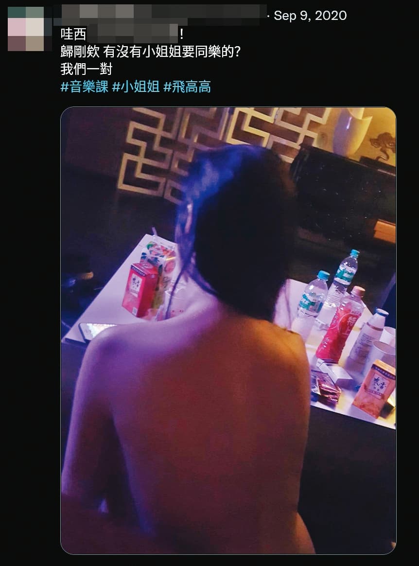 一名全裸女子在推特號召「音樂課」,桌上還擺著毒品咖啡包。(翻攝推特)
