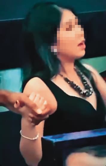 讀者也拍到在某場活動中,戴維斯與美眉一前一後親暱互動,該名美眉還緊牽著戴維斯的手不放。(讀者提供)