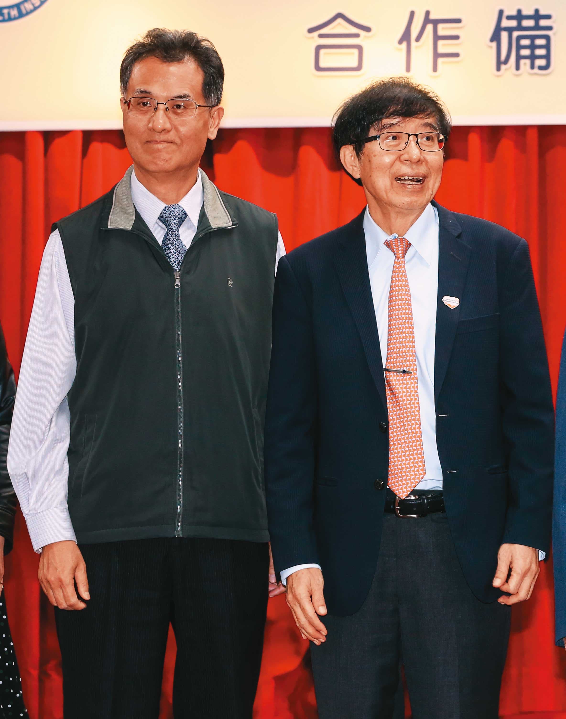 健保署前主祕葉逢明(左)涉及竊取、盜賣民眾健保個資長達13年,健保署長李伯璋(右)難辭其咎。