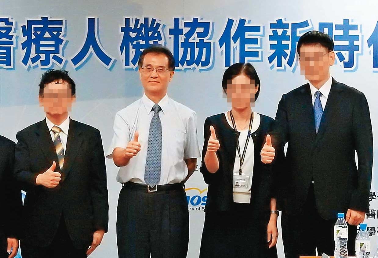 葉逢明(左2)從基層出身,對於健保局業務嫻熟,多次代表機關參加研討會或簽署合作計畫。(翻攝國科會官網)