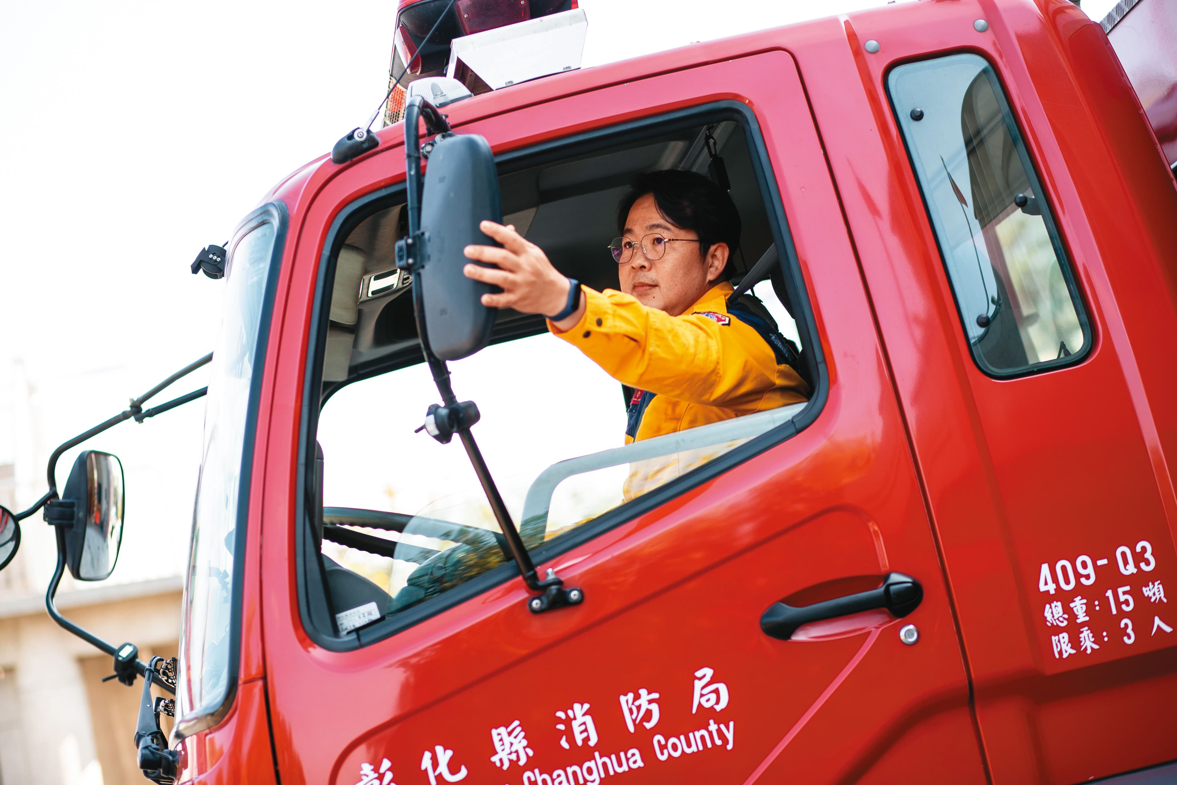 宋明哲調任內政部消防研發辦公室,今年本可過年休假,但他擔心隊上人力不足,因此仍決定過年上班。