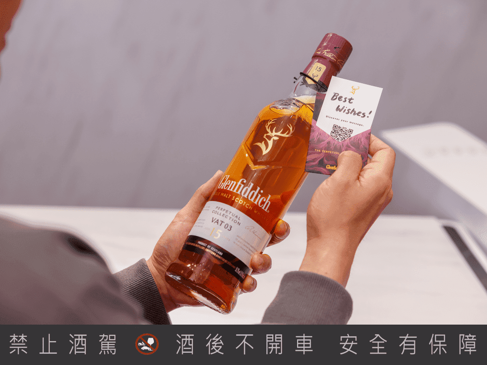 快閃店內提供客製化服務,旅客可將祝福以QR Code添加在酒瓶上,成為最真摯的個人化禮物。(格蘭菲迪提供)