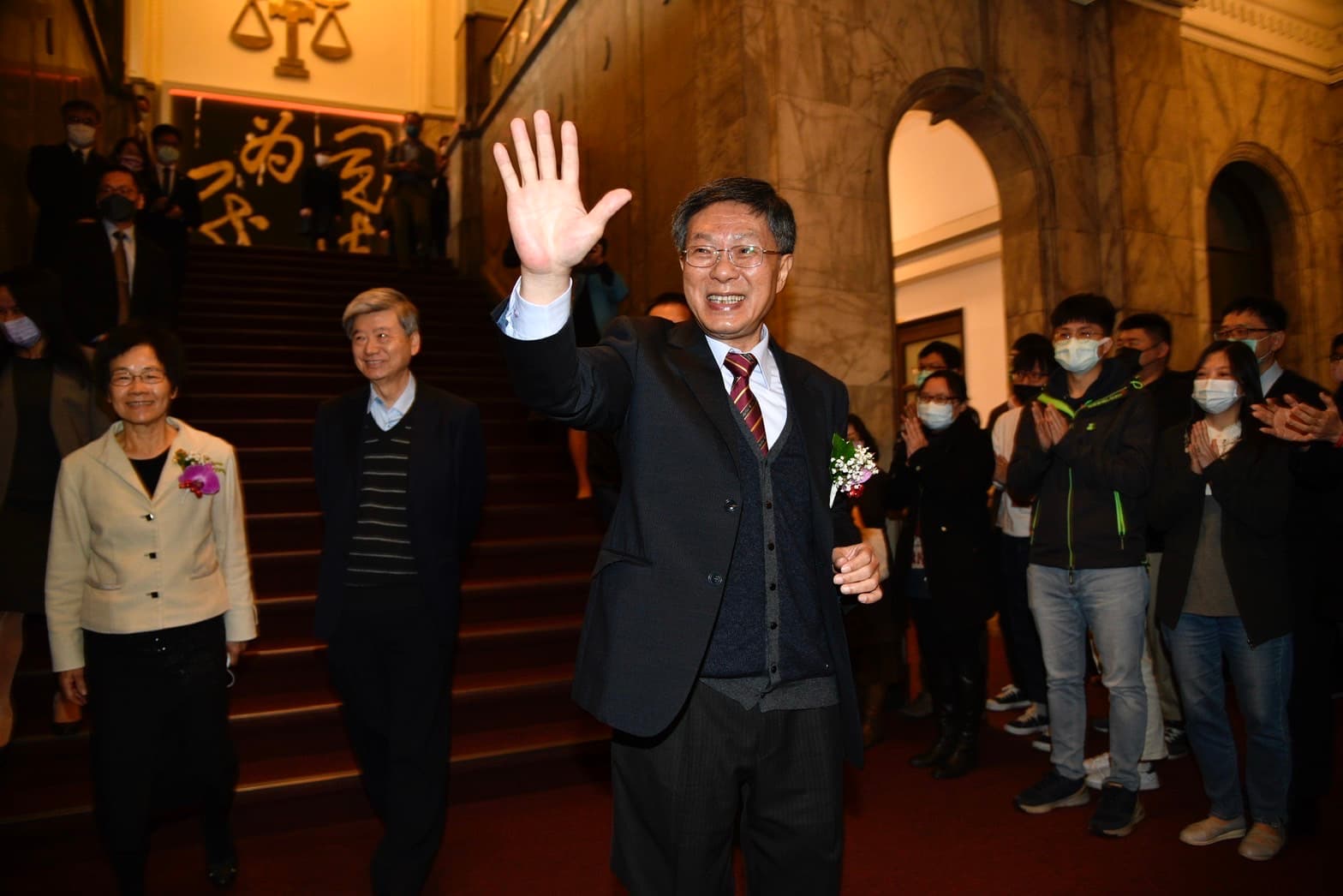 高等法院前院長李彥文榮退，在同仁歡送下離開法院。