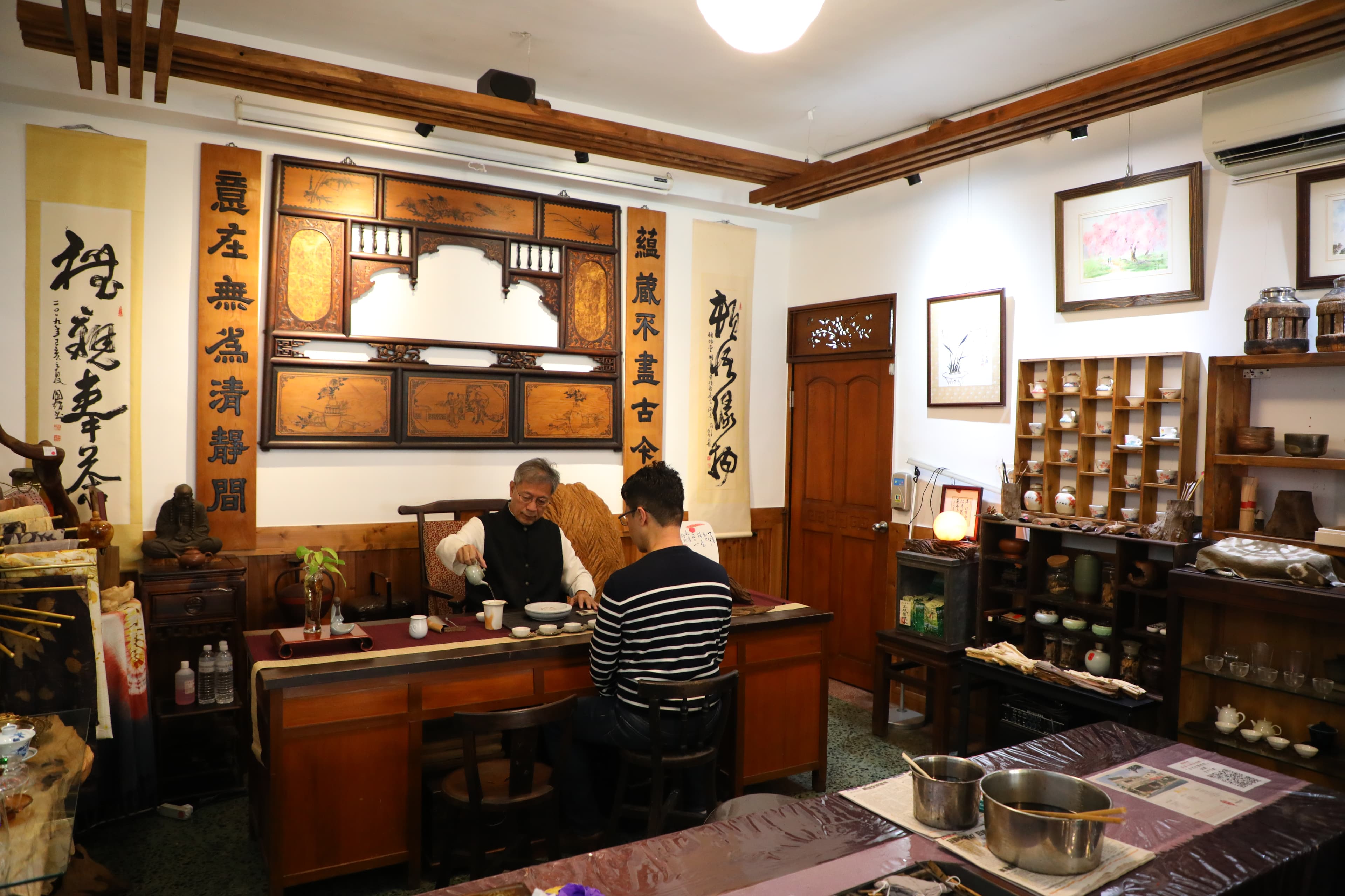 邱展裕(左)精研茶道多年,談起茶事滔滔不絕。