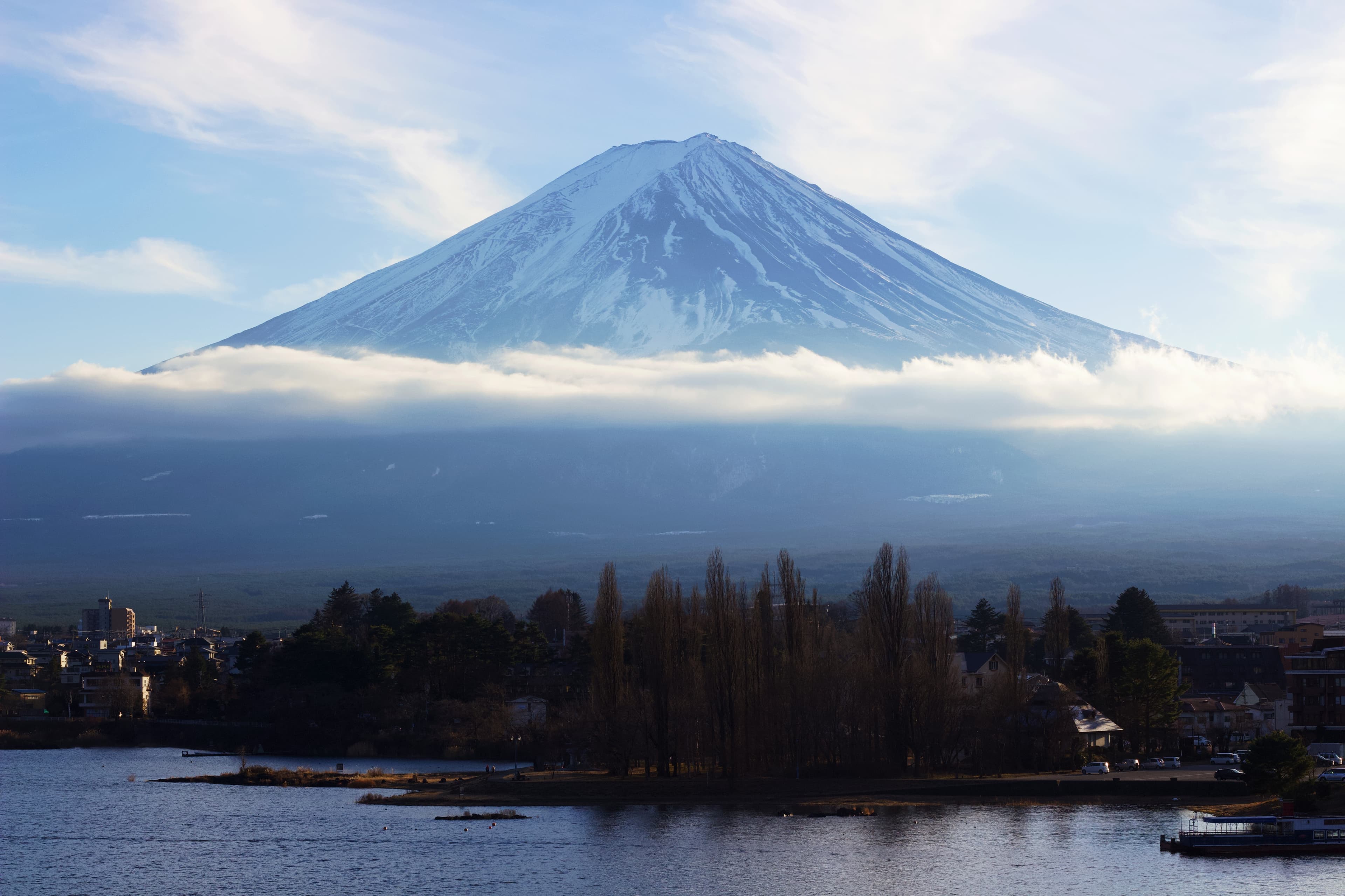 富士山腰間像裙擺一般的雲。
