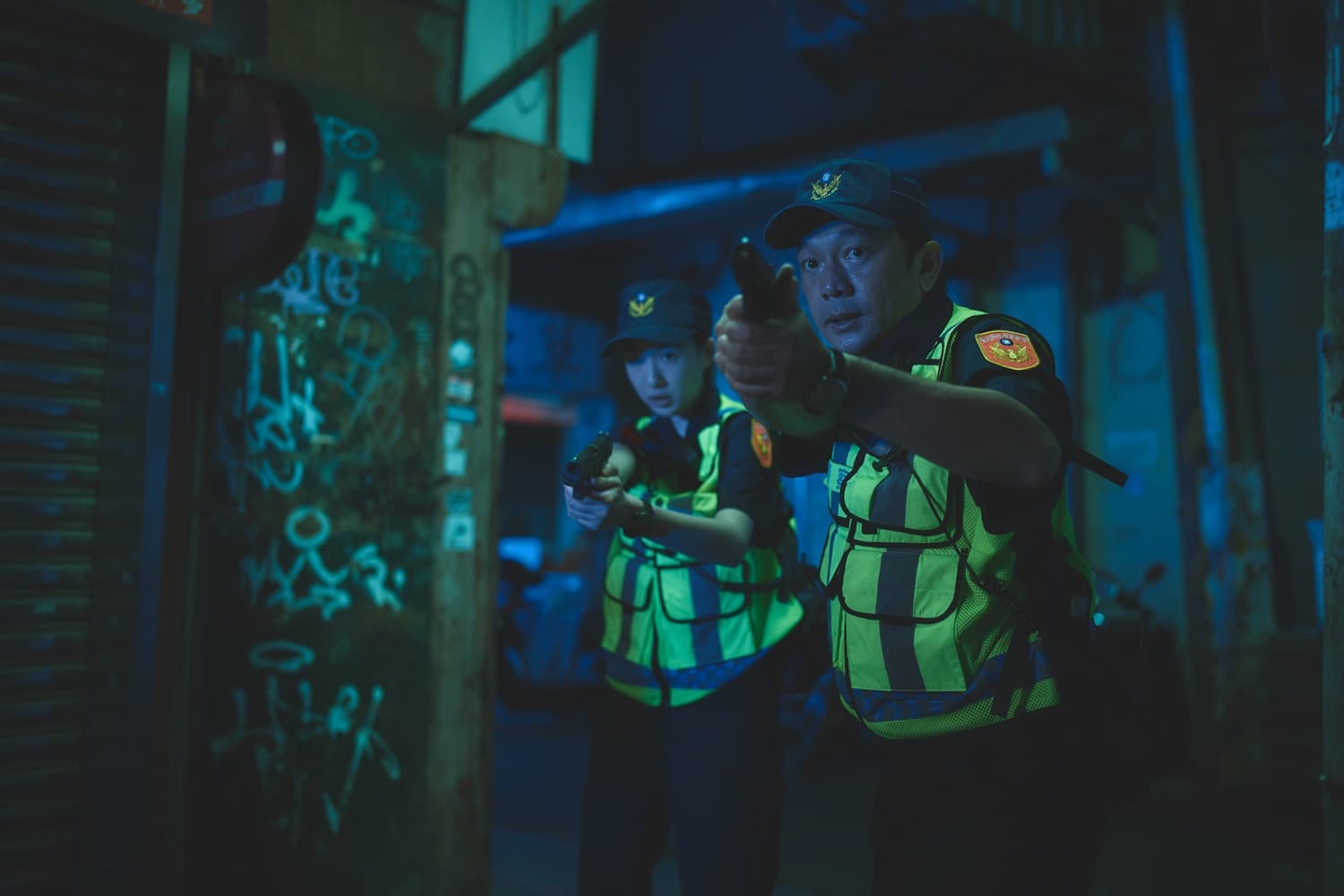 曾獲金馬新導演獎的黃信堯演出警察,力挺柯震東。(禾豐九路提供)