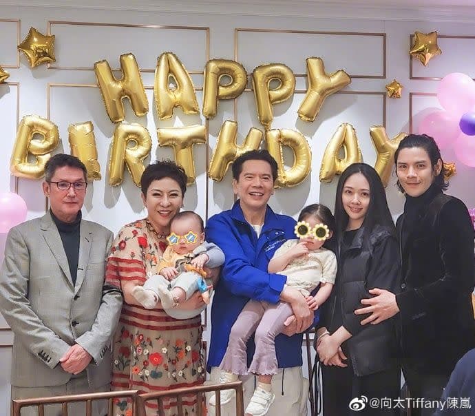 向太貼出2家人合照,欲止婚變傳聞。(翻攝自微博)