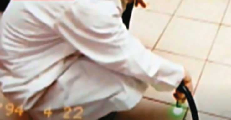 警方到方金義住處蒐證,確認浴室是殺人分屍的第一現場。(東森新聞提供)