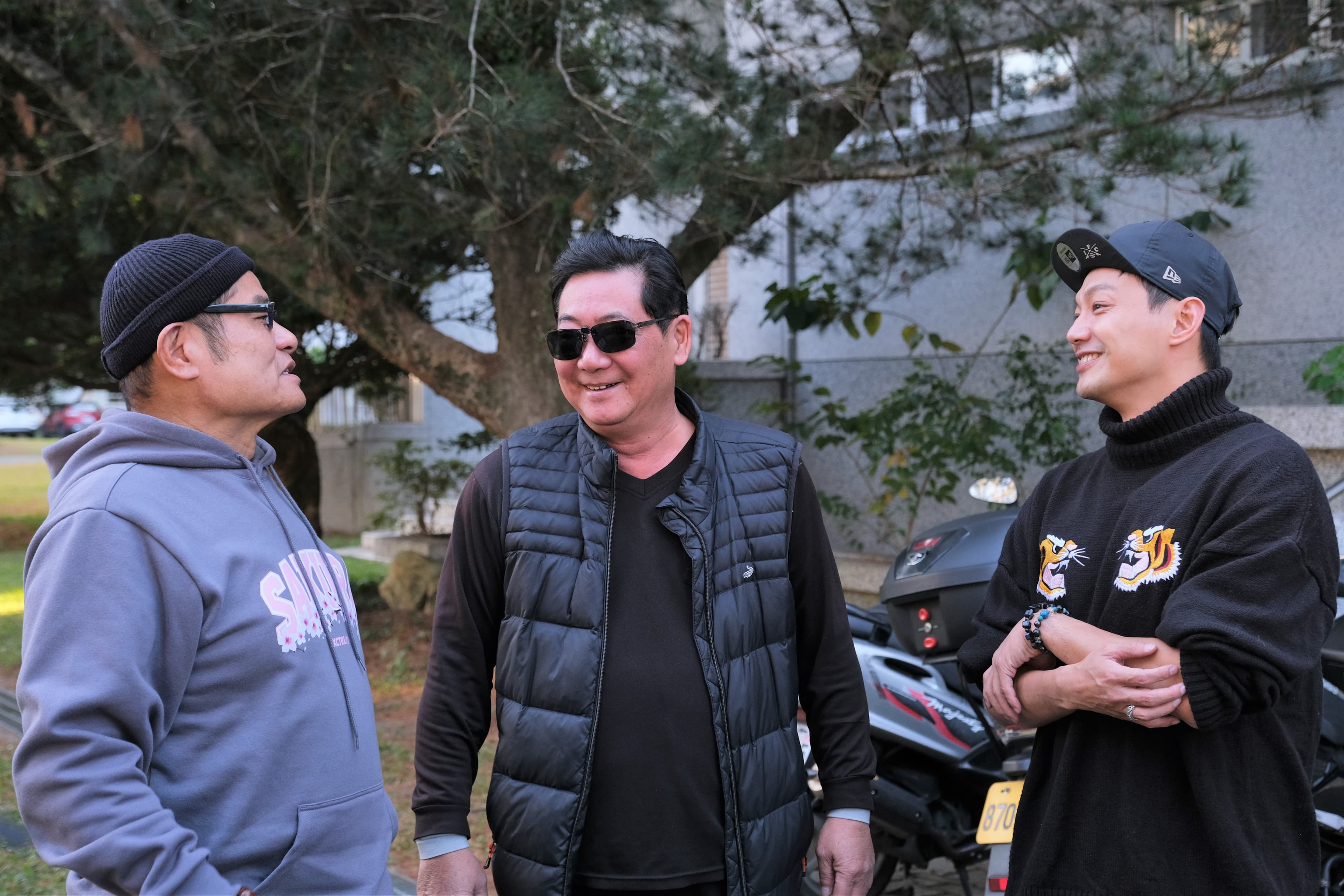 卓君澤爸爸教許效舜(左)、威廉(右)射箭。(東森超視提供)