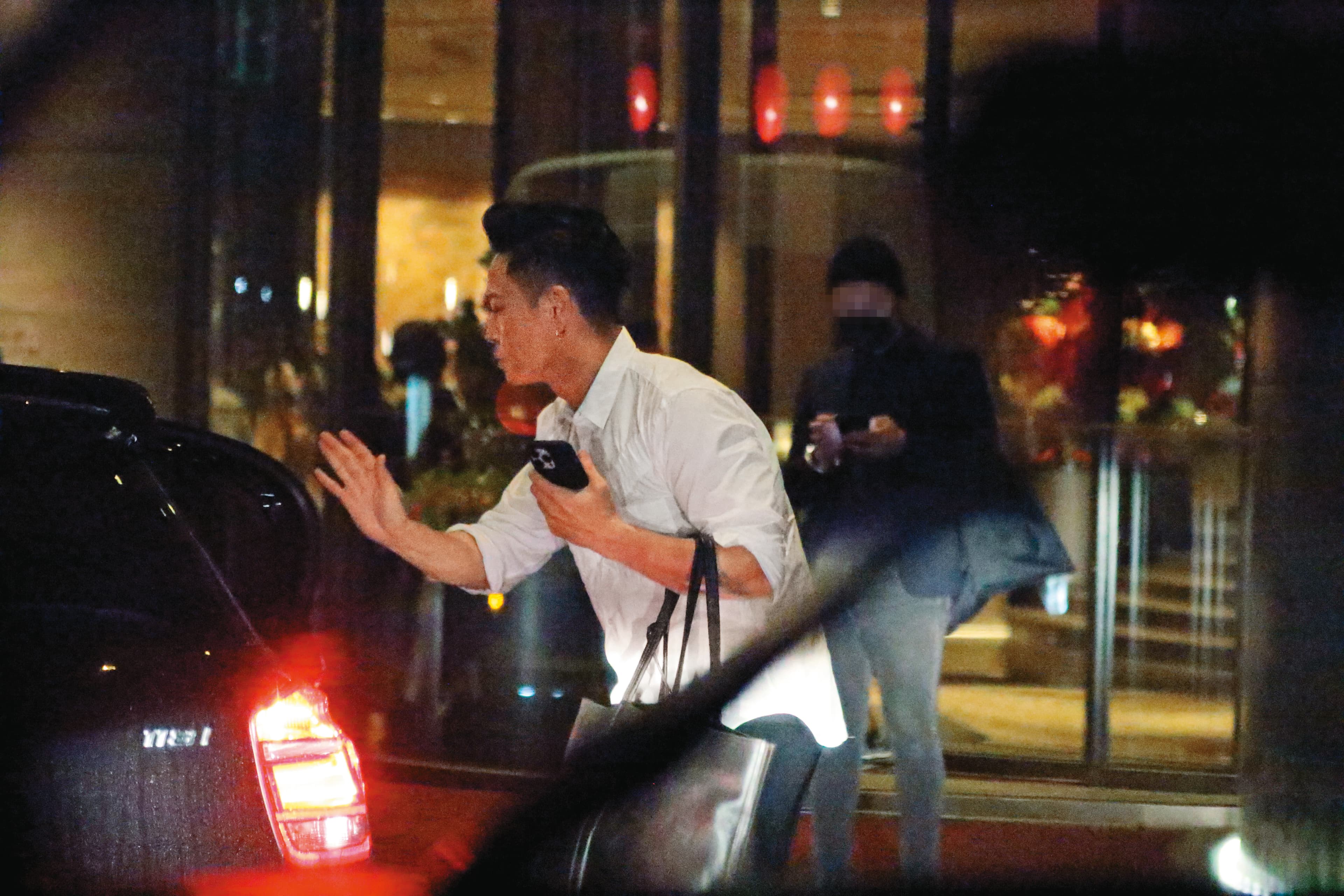 1月15日,00:28,到了下榻的飯店,蔡一傑下車後揮手向友人道別。