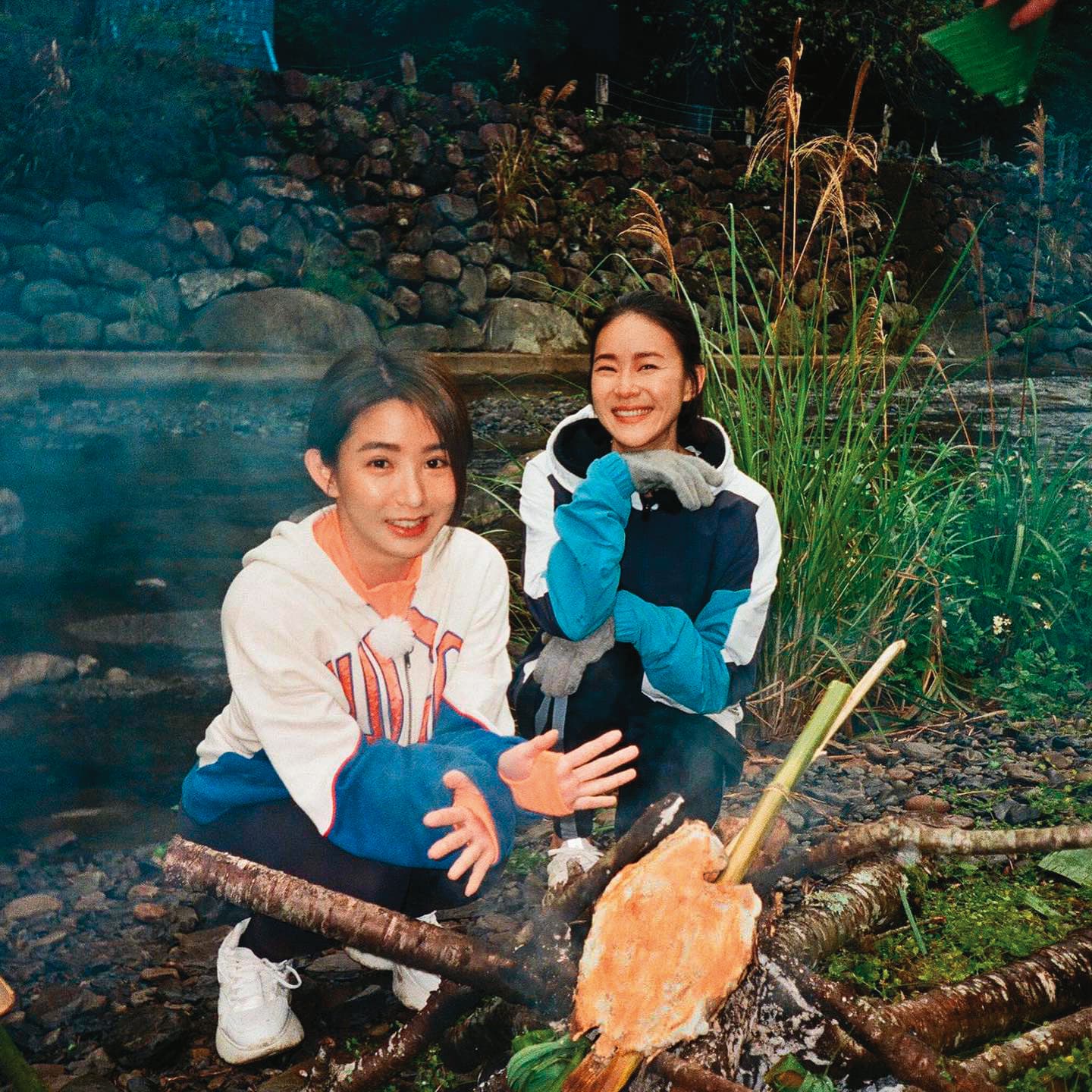 鍾瑶(右)不單自己熱愛水上運動,就連好友郭書瑤(左)也是潛水團成員之一。(翻攝自鍾瑶臉書)