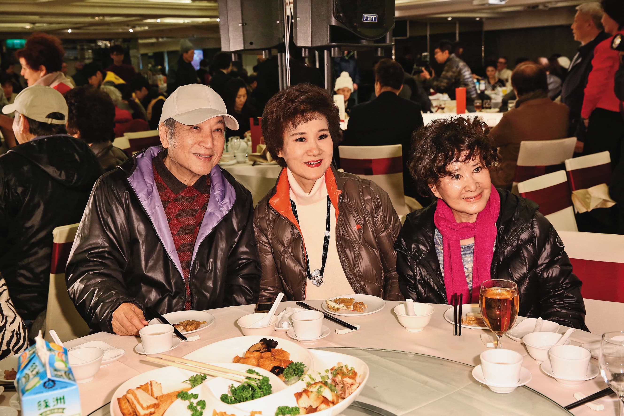 唐琪(右)多年來只要人在台灣,都會在關懷演藝人員餐敘現身。左為青山、中為吳靜嫻。