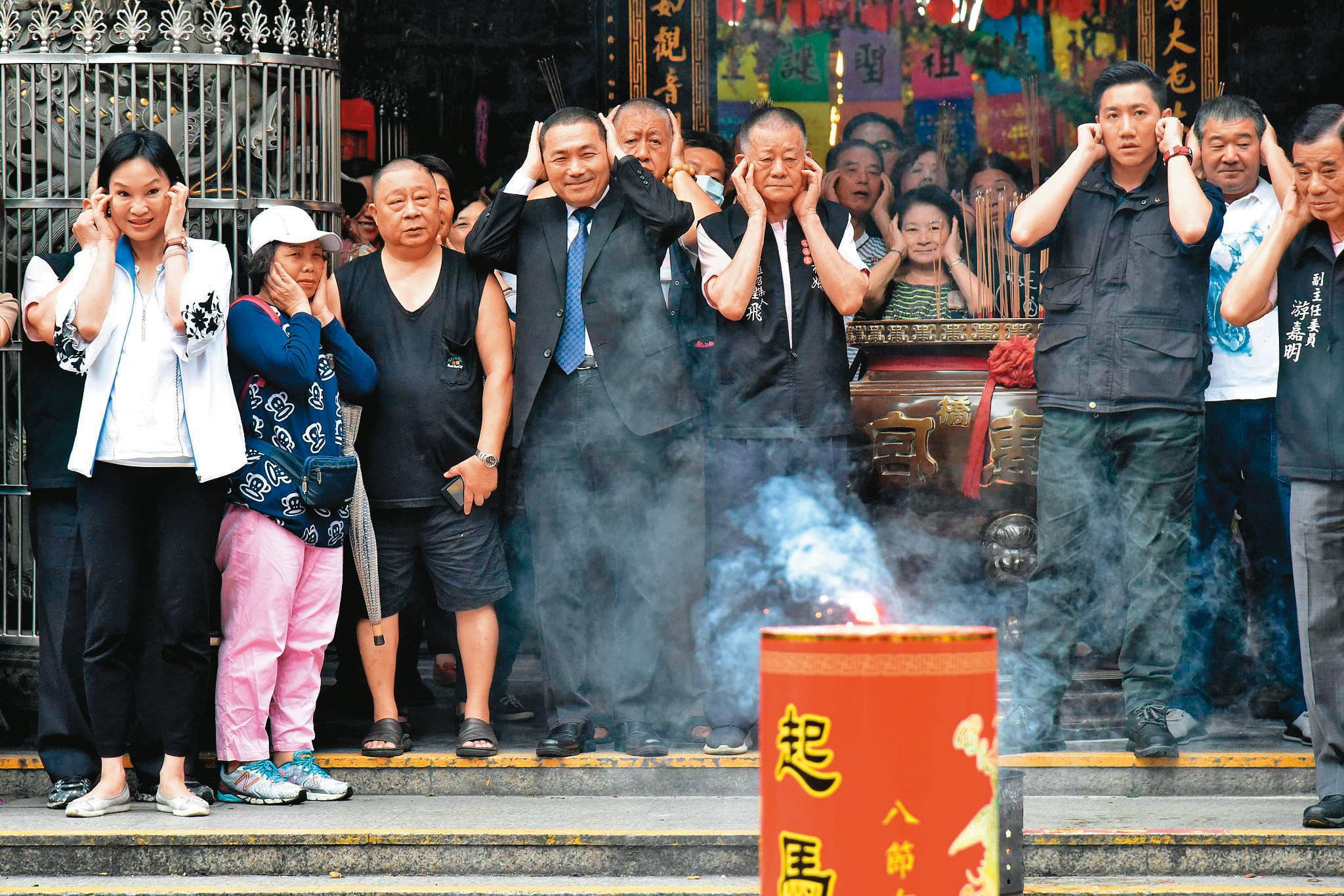 侯友宜今年會以慈惠宮作為開春參香首站。圖為2019年侯在慈惠宮與民眾一同祈福。(新北市政府提供)