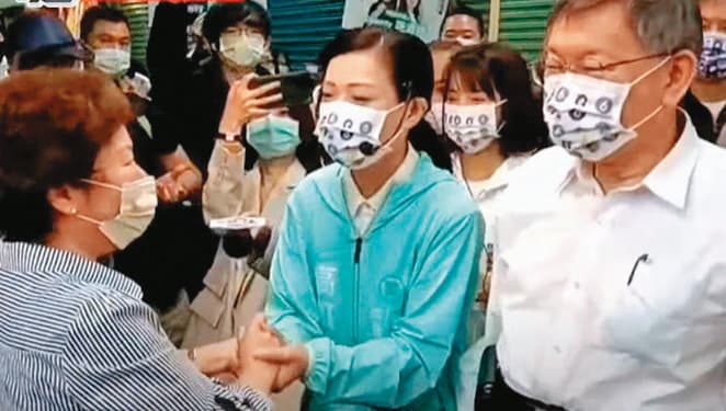 柯文哲(右)春節行程將從新竹出發,與高虹安(中)合體拜廟。圖為2022九合一選戰期間柯陪高拜票。(東森新聞提供)
