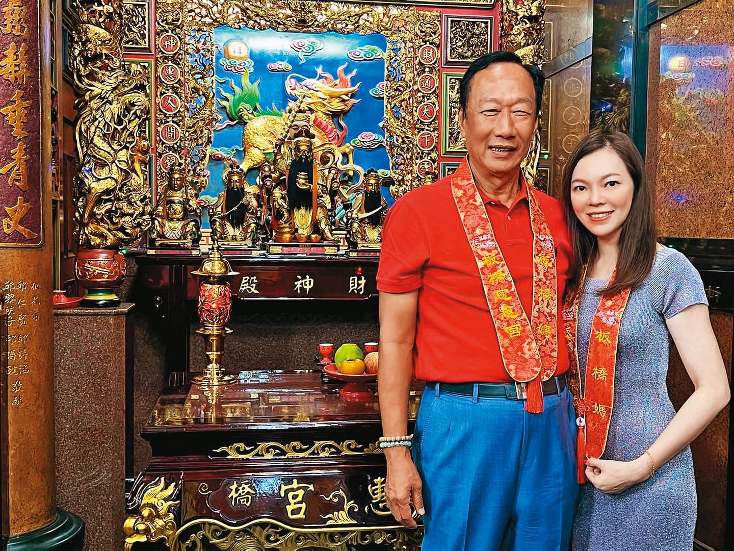 郭台銘(左)幼時住在板橋慈惠宮廂房,他也因此成為虔誠媽祖信徒。(翻攝郭台銘臉書)