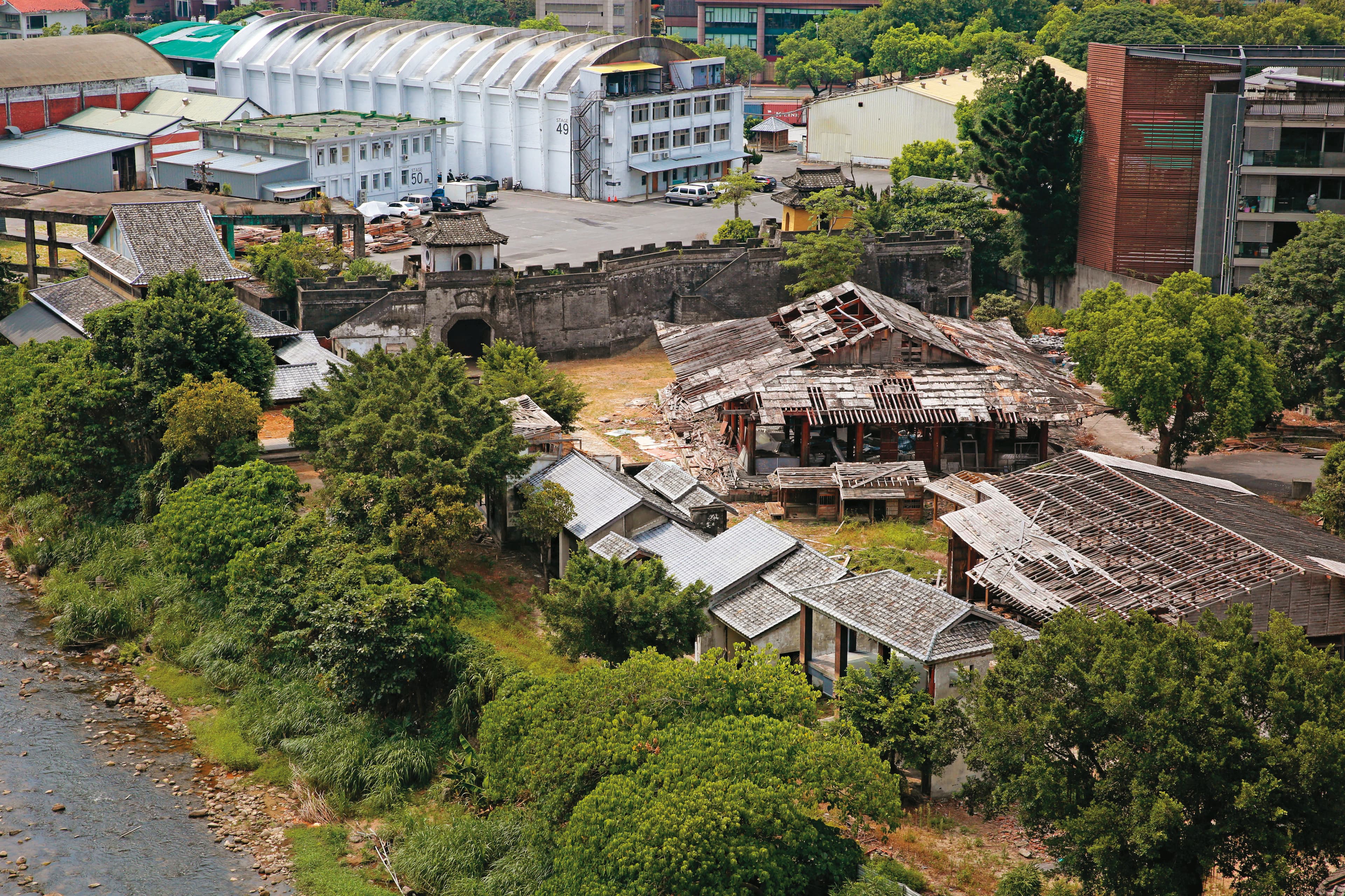 郭台強2006年親自出面買中影，但因擔心影響事業，以妻子之名簽約。