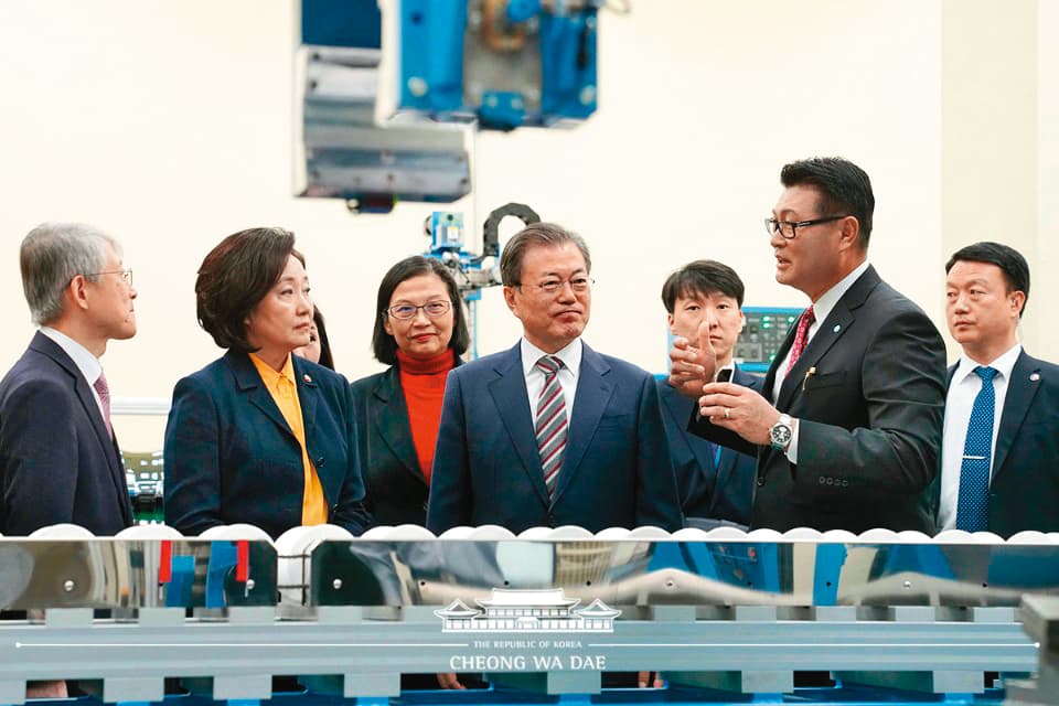 環球晶工廠遍布各地,圖為徐秀蘭與南韓前總統文在寅,於環球晶子公司MEMC Korea新廠視察300mm晶圓切割。(翻攝自青瓦臺twitter)