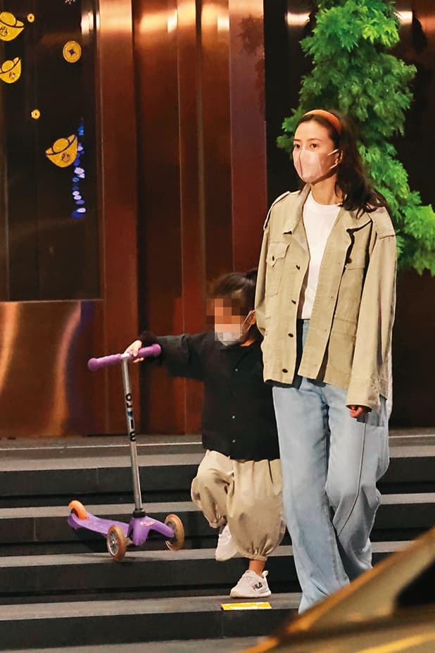 17:54 高圓圓素顏戴著髮箍口罩,陪著溜著滑板車的女兒跟在丈夫身後步出大門。