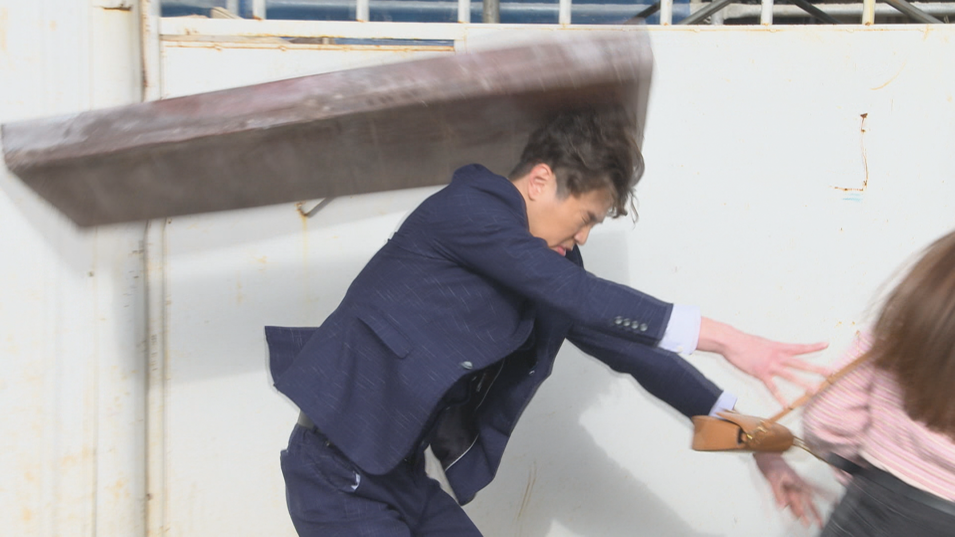 《市井豪門》謝京穎跟阿嬤蕭惠發現建案工地有物品掉落。(民視提供)