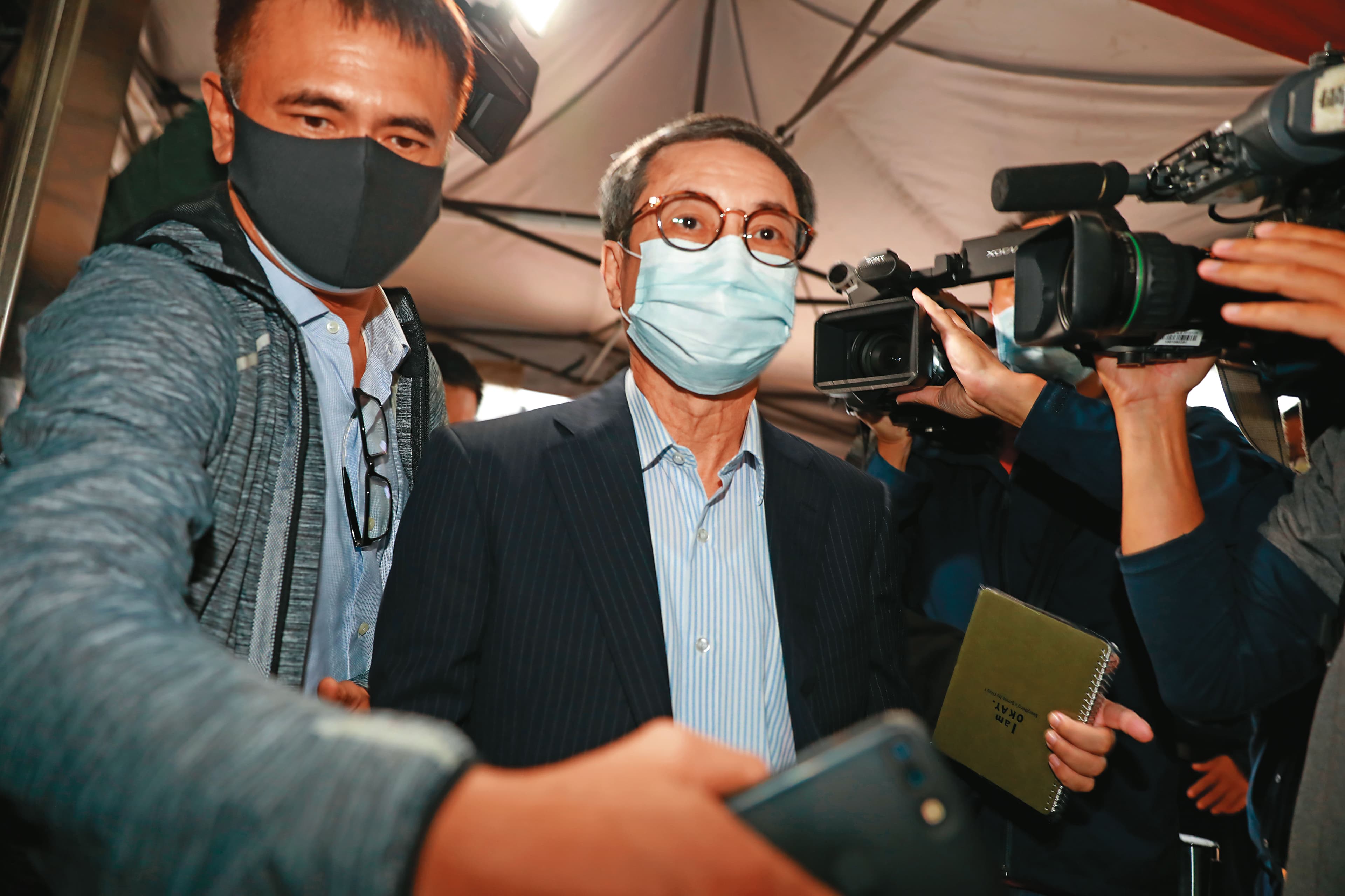 紡織業富商翁茂鍾(中)以司法追殺諸慶恩一家大小,遭本刊踢爆後,遭查另涉不法,去年底已入獄。