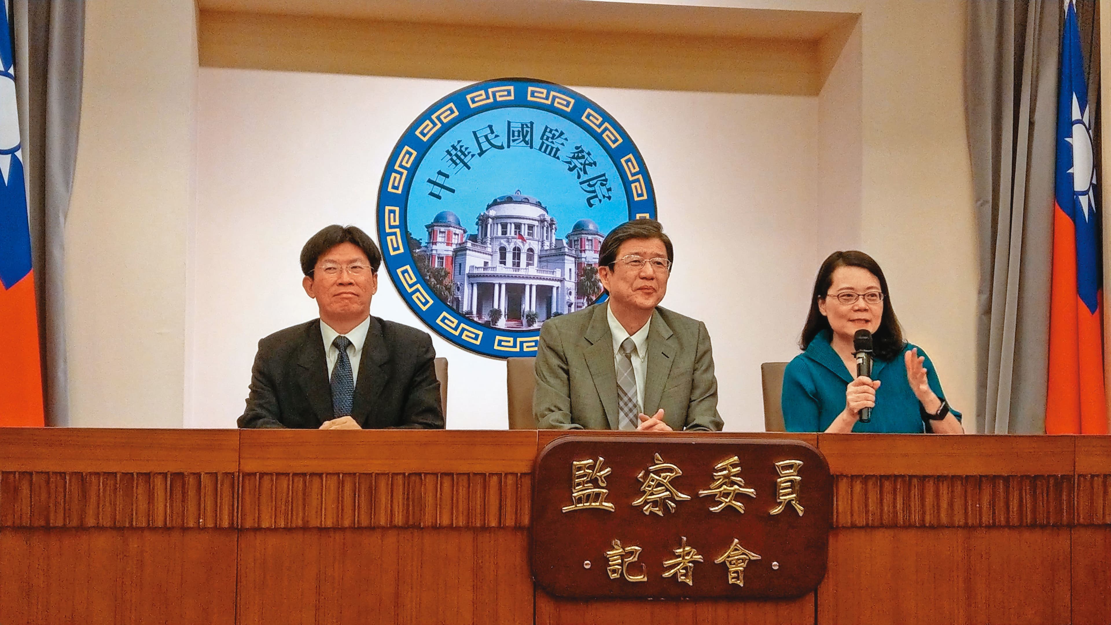 監察委員王美玉(右)與高涌誠(左)聯手彈劾石木欽,2020年率先啟動為冤死的諸慶恩平反。