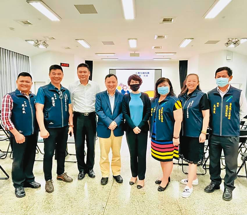 陳湧貿(左2)擔任台東縣中小企業協會理事長,與縣長饒慶鈴(右3)常有互動。(翻攝台東縣政府官網)