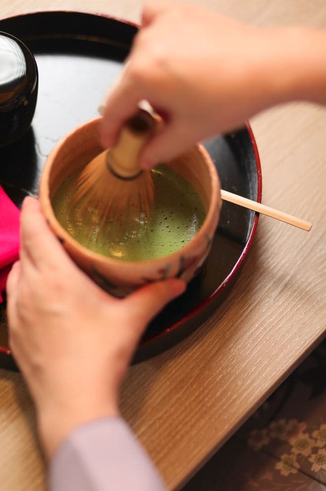 裏千家點茶時喜歡點出豐盈細緻的泡沫,讓抹茶香氣更為明顯。