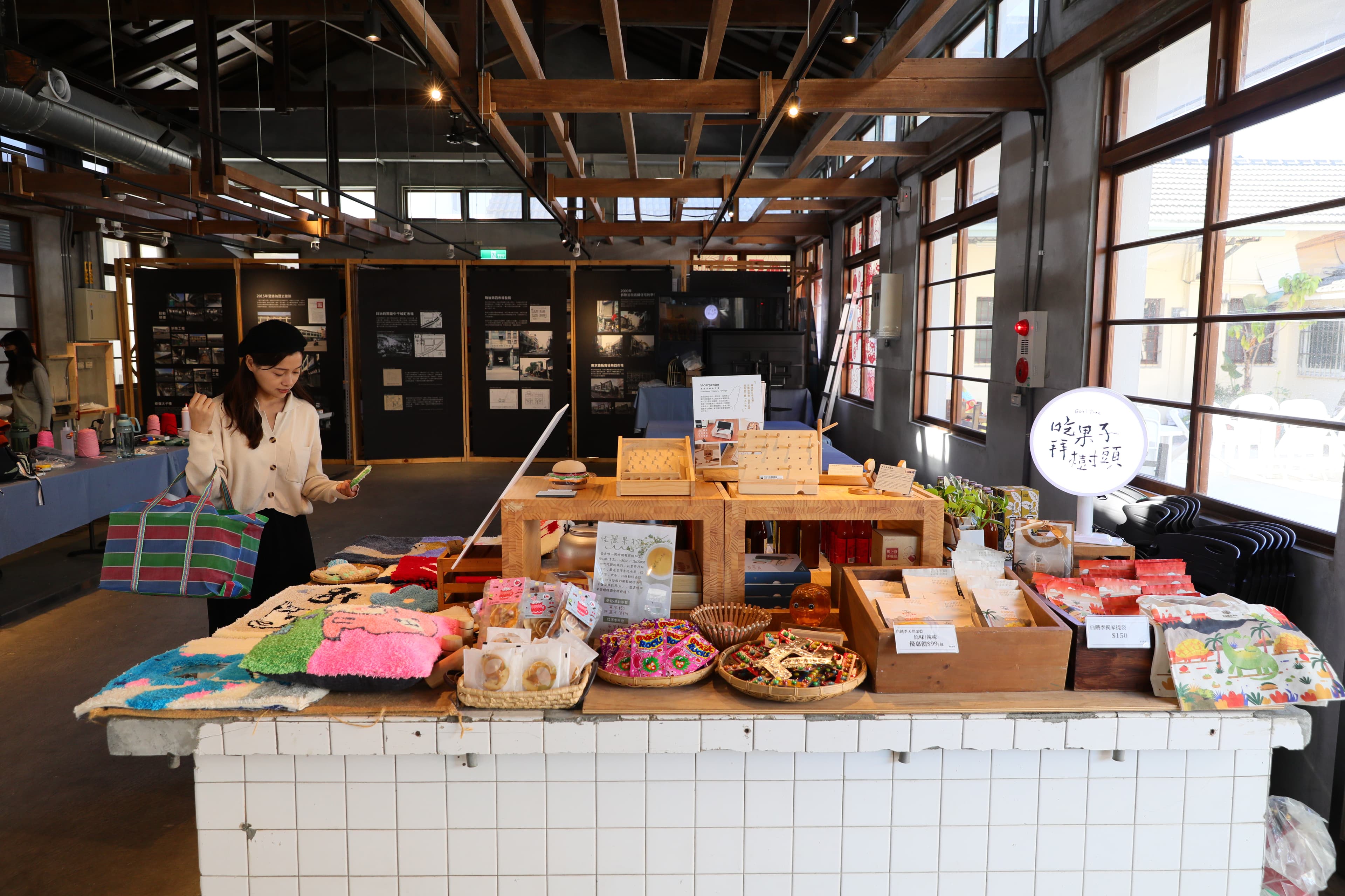 提著菜籃逛市場,琳瑯滿目的文創商品、 在地小農產品,就擺在過去賣魚的攤位上。