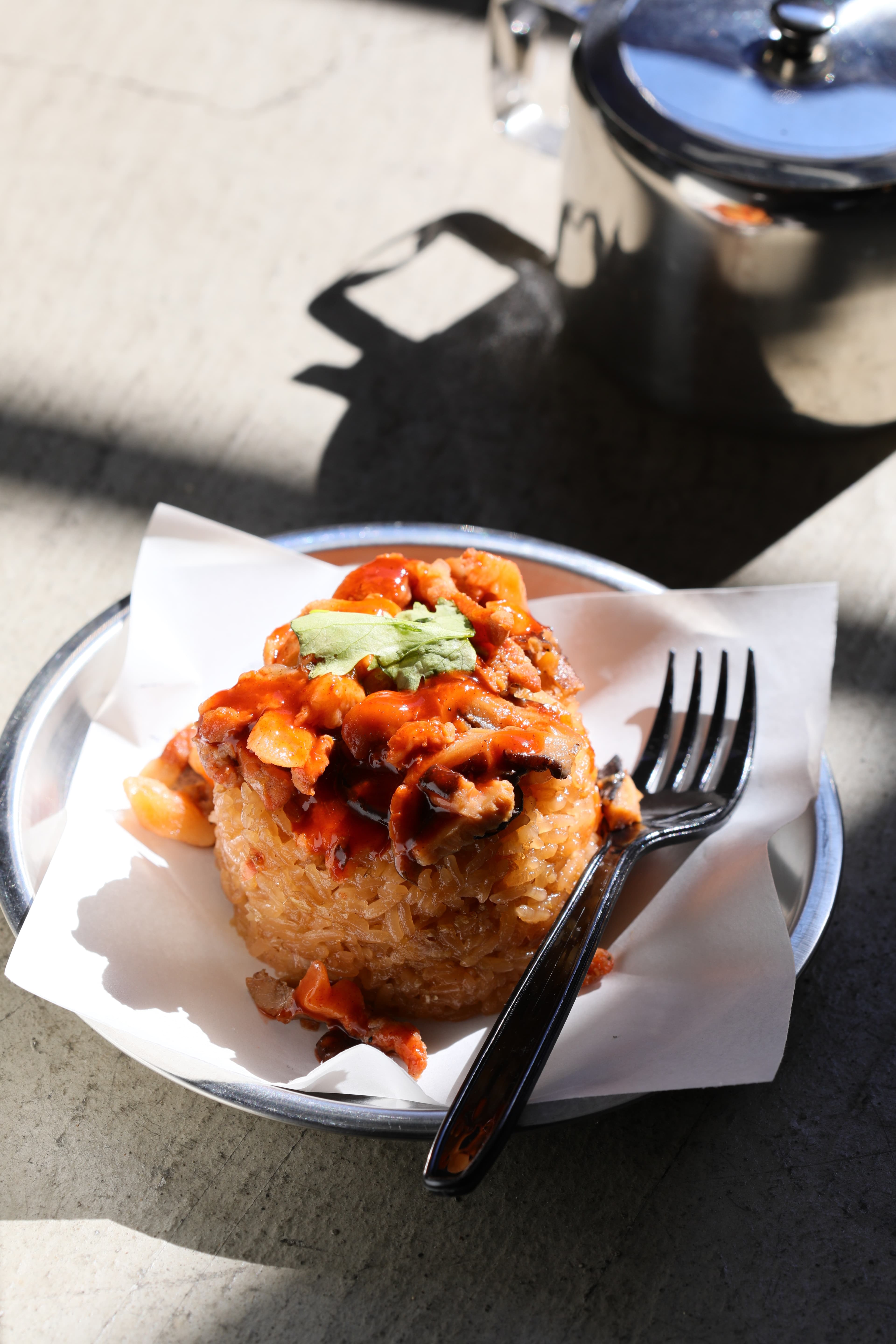 庶民美食「市場油飯」用料實在,吃得到豬肉、香菇、魷魚與東蝦。(80元/份)