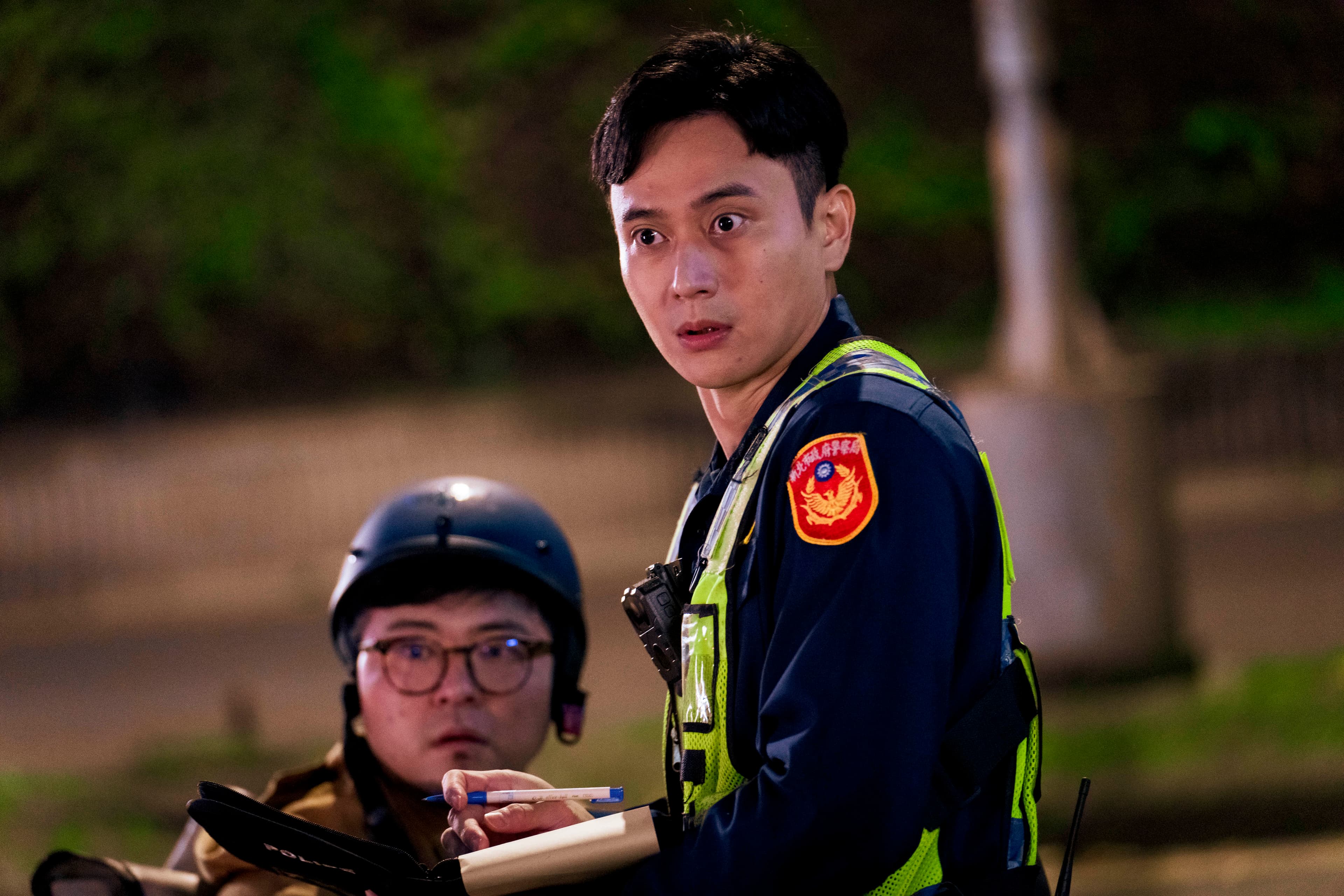 劉冠廷客串演警察,近距離看見許光漢在他眼前全裸跳〈舞孃〉。(金盞花大影業提供)