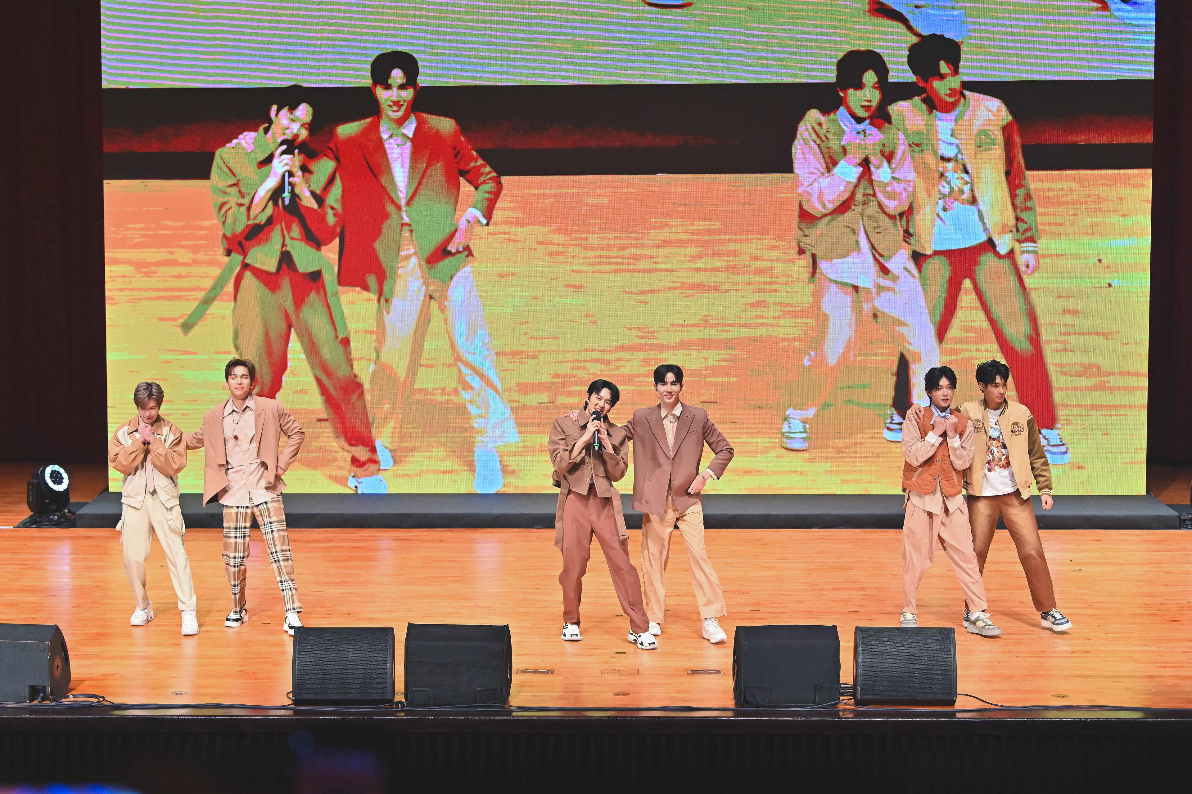 泰劇Cutie Pie 6位主人公Nat、Max、NuNew、Zee、Yim、Tutor(由左至右)演唱《Cutie Pie》劇中歌曲。(WOW集團火種娛樂提供)