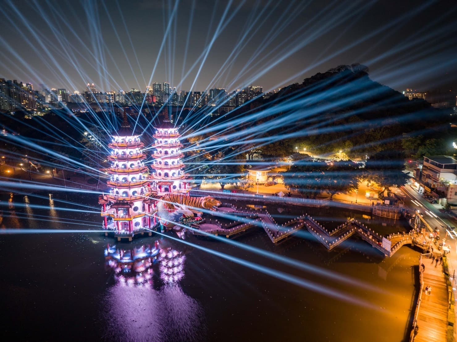 高雄燈會2023首度移師蓮池潭,結合地方文化特色盛大登場。(高雄市政府提供)