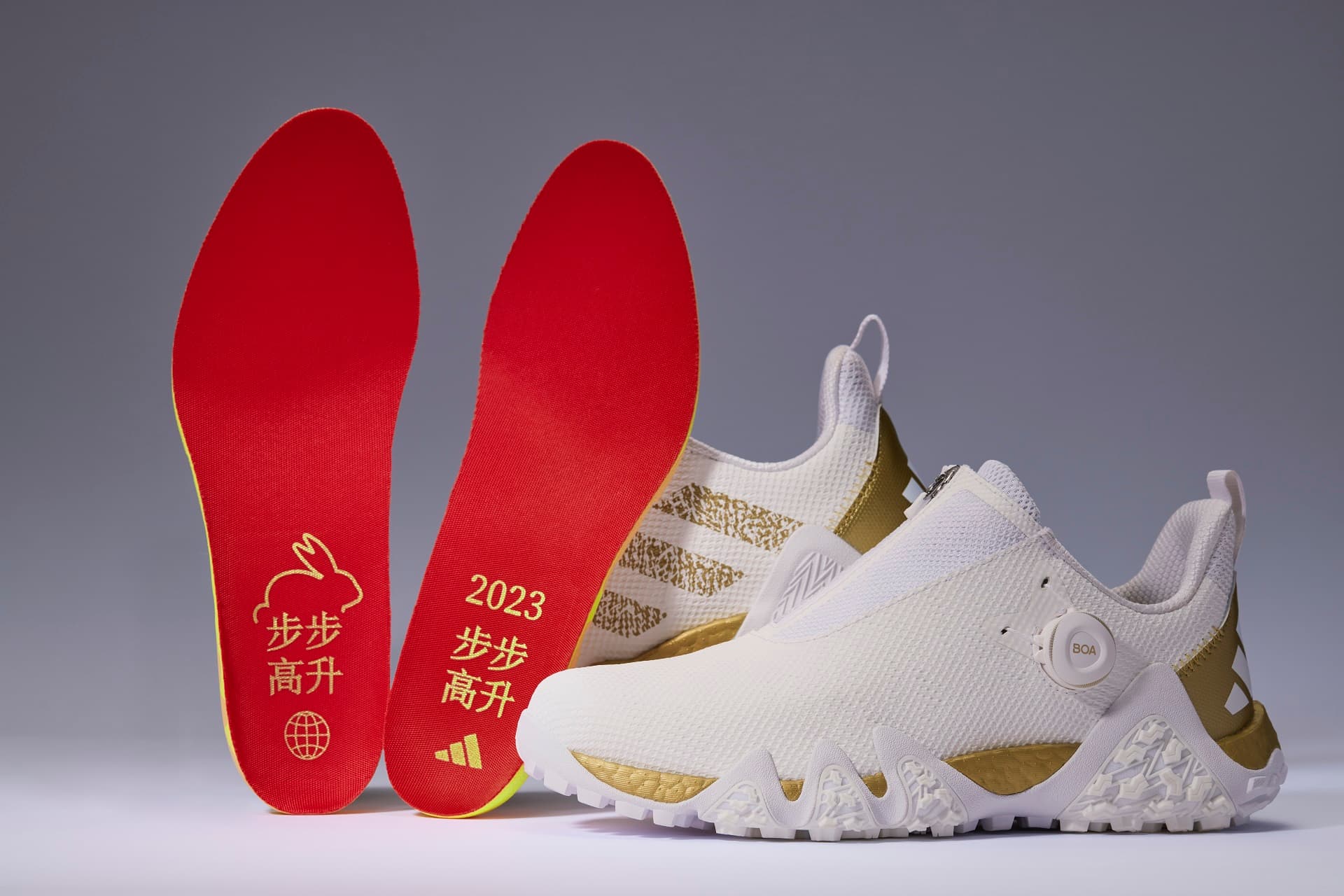 CODECHAOS的金兔限定版以白色為主色,細節處選用充滿年節氛圍的金色,特製鞋墊以「紅」運當頭象徵吉兆,搭配金兔圖案,成為新年在球場上步步高升的助力。(adidas Golf提供)