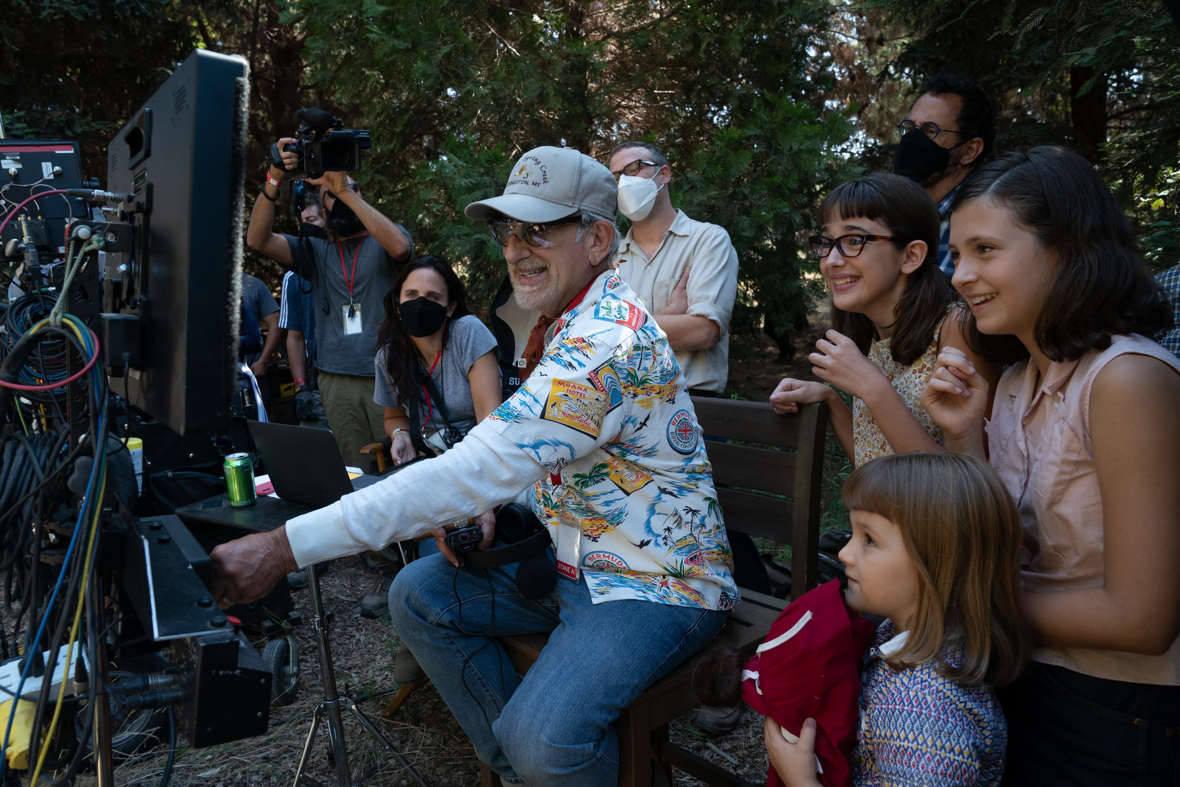 導演史蒂芬史匹柏(中)以個人成長經歷改編為《法貝爾曼》劇情。(UIP提供)