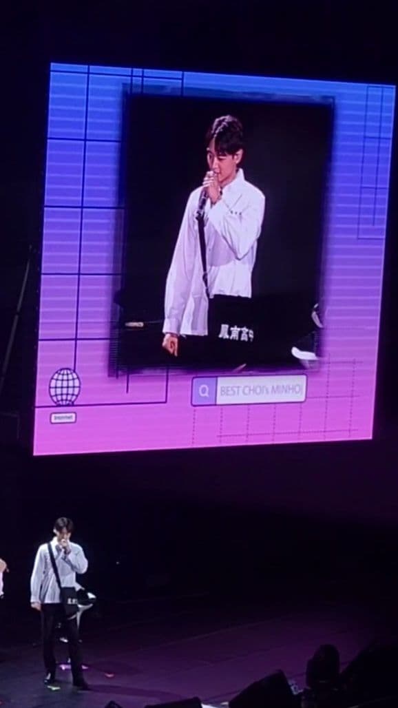 SHINee珉豪穿上校服還背了鳳南高中書包,化身韓版「李子維」。(讀者提供)