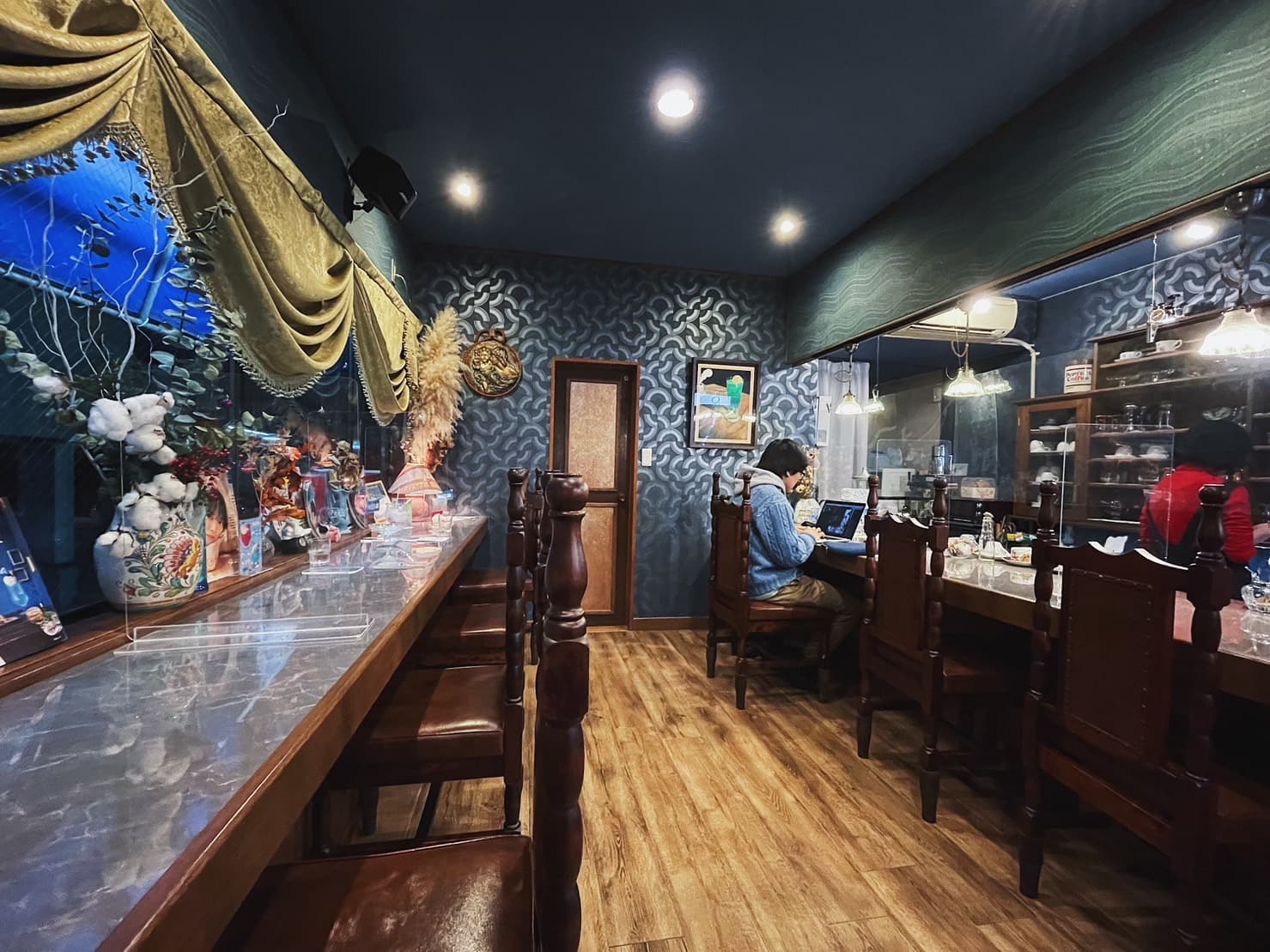 2021年喫茶店經過大翻修,以海洋色調為主題重整成如今的「喫茶深海」。