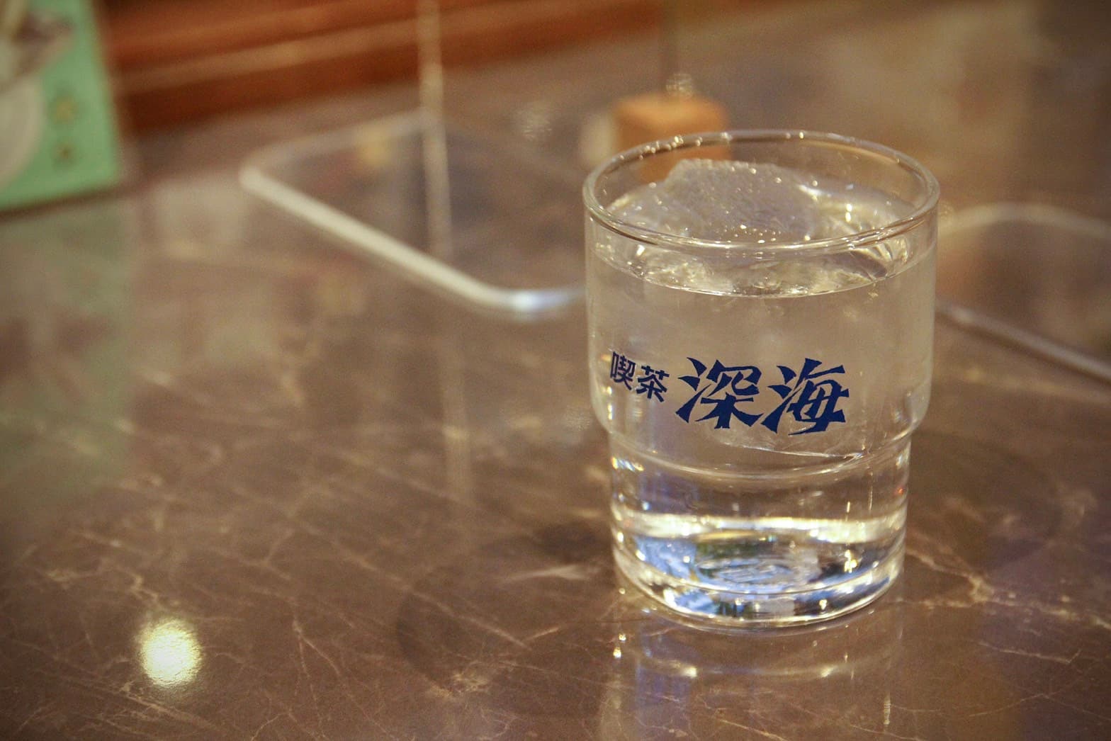 「喫茶深海」的水杯也具有老派的復古感。