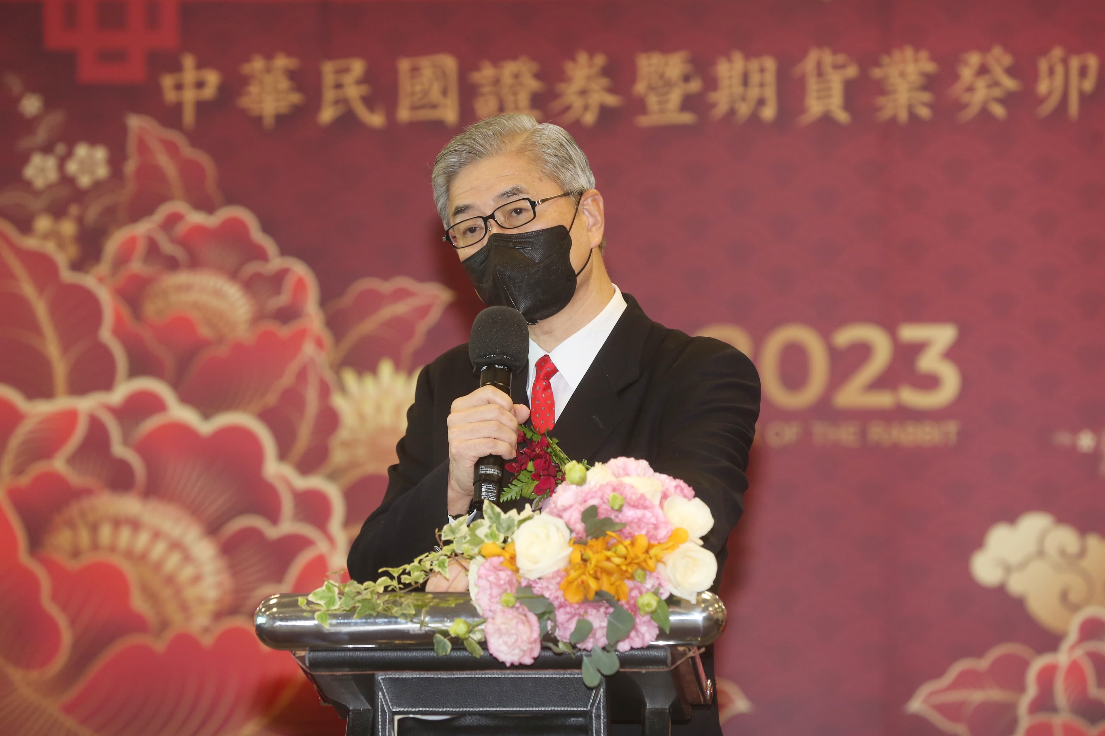 金管會主委黃天牧也為台股送上「鴻兔大展，財源廣進」8個字。