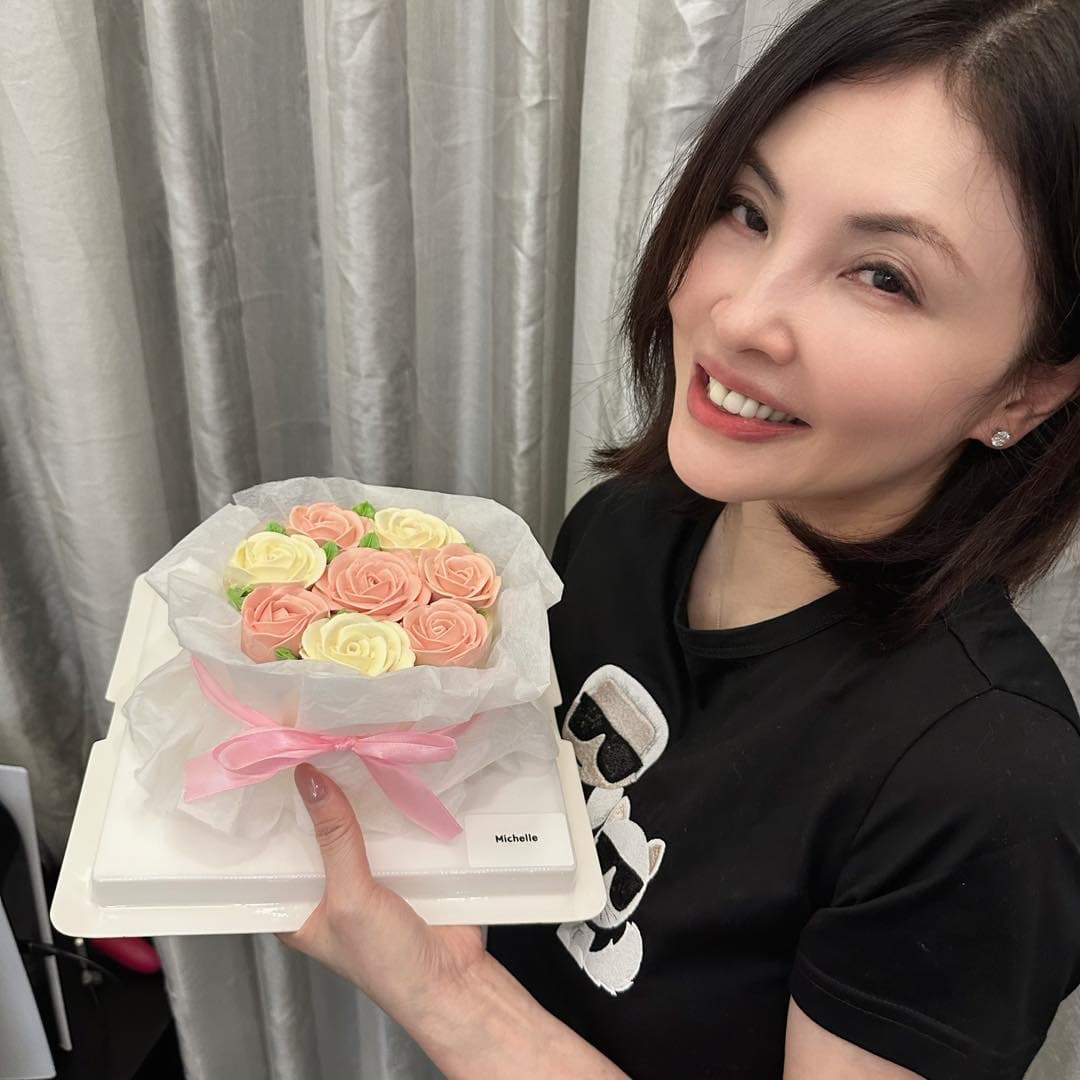 何如芸經紀公司隔海送上花束造型蛋糕。(翻攝自何如芸臉書)