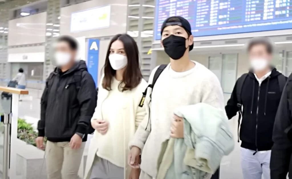 宋仲基與Katy Louise Saunders認愛前已大大方方在機場亮相。(網路圖片)