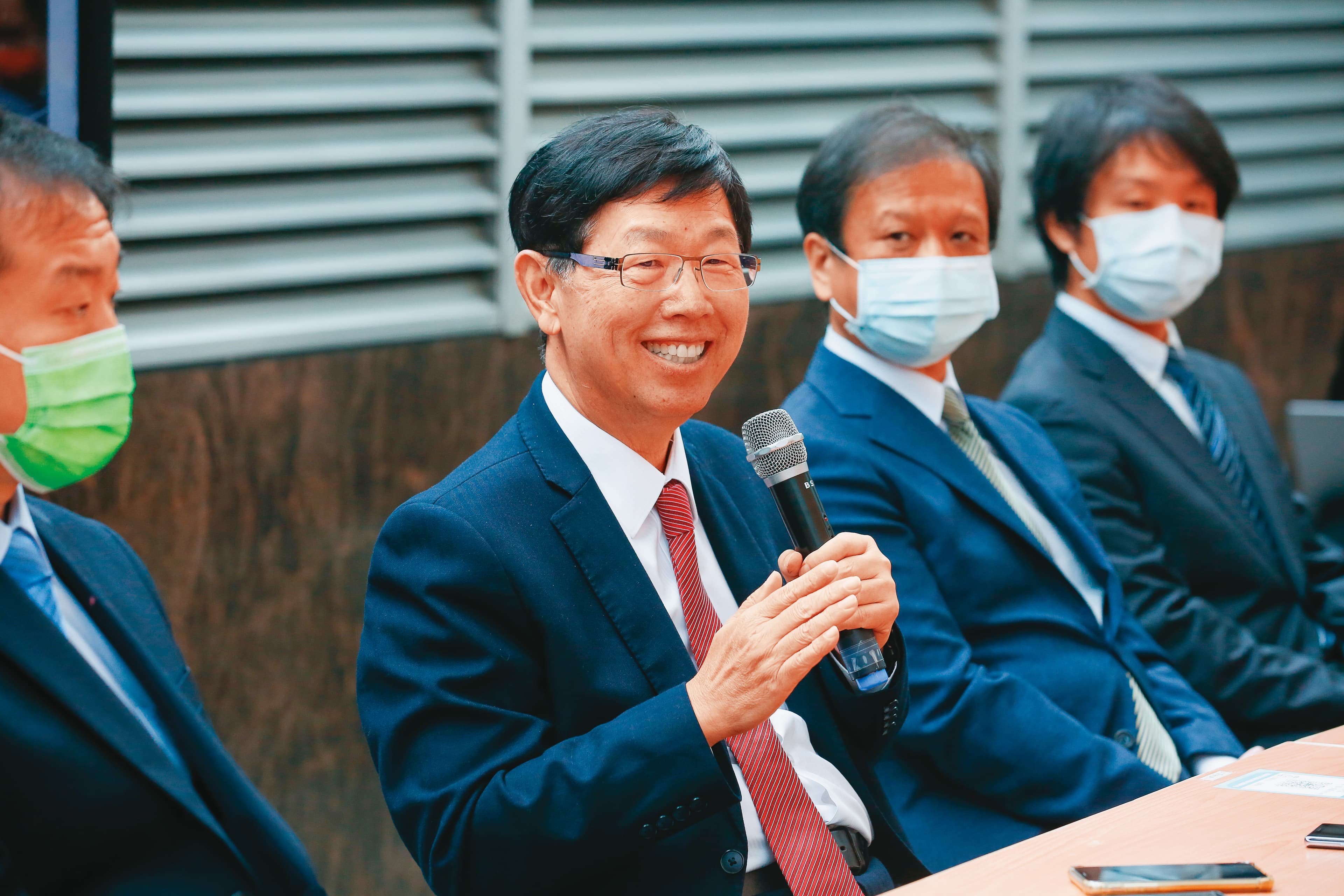 劉揚偉(左1)以「躍」字形容兔年對鴻海的意義,除了公司將躍入50歲外,也將順利從資通訊(ICT)躍進電動車領域。