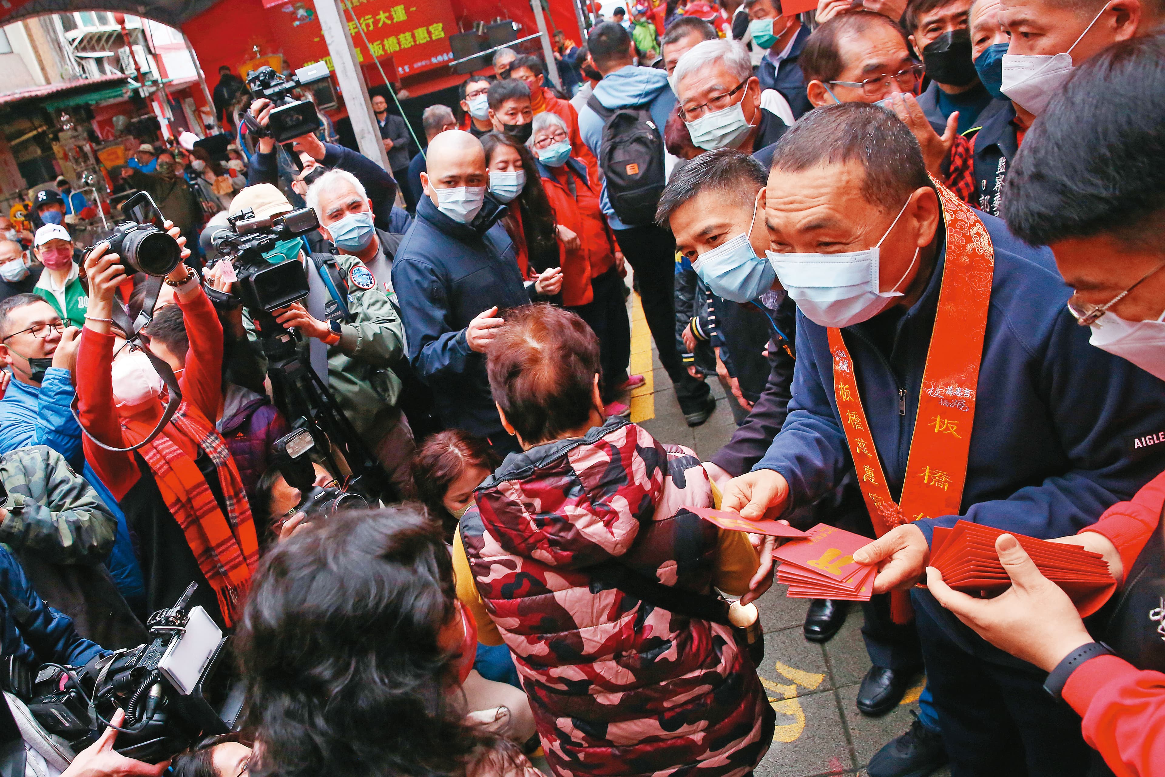 與郭台銘不約而同，侯友宜大年初一也到板橋橋慈惠宮發放紅包，但兩人並未碰頭。