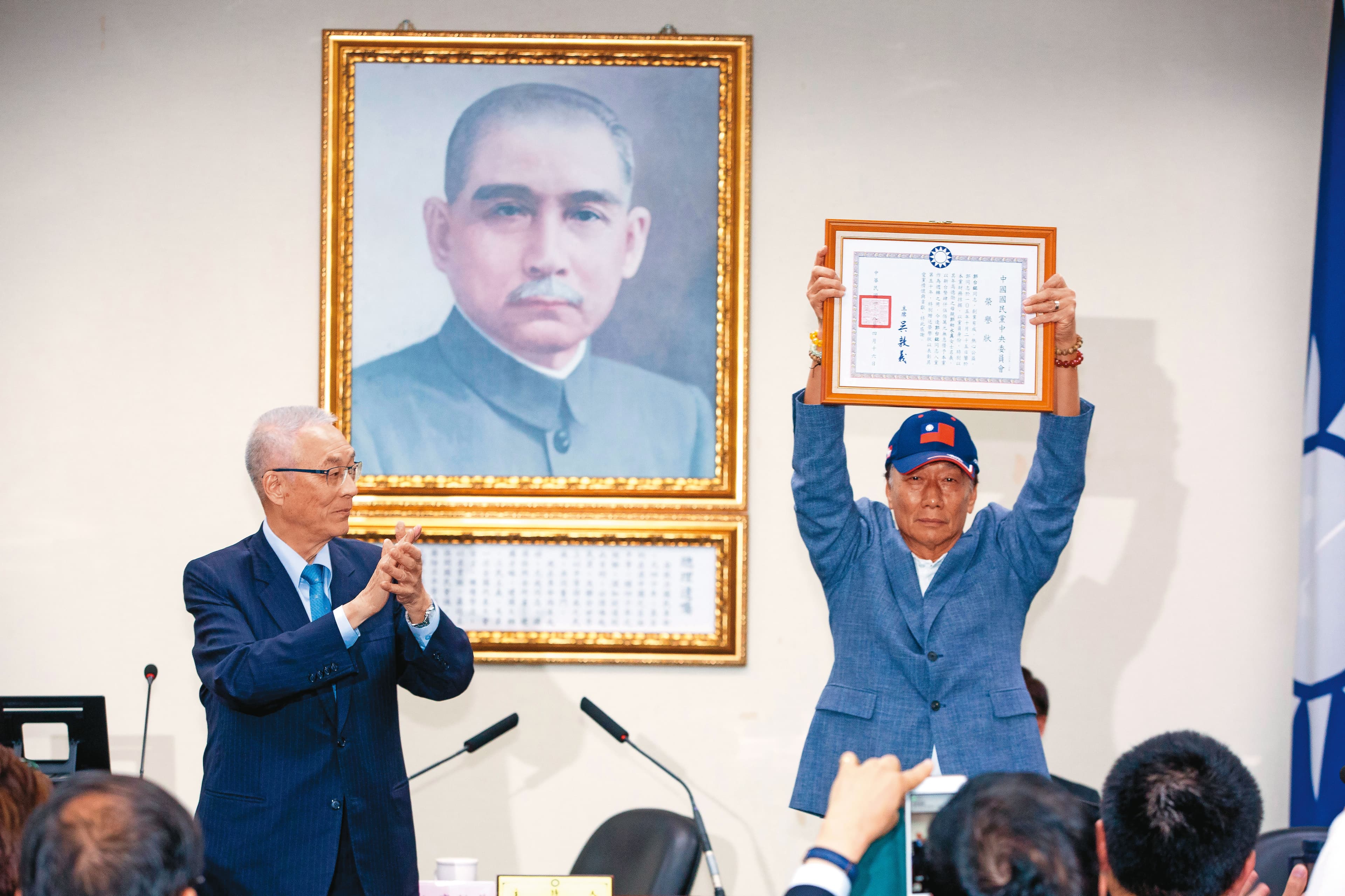 吳敦義（左）2019年為讓郭台銘（右）參與總統初選，頒贈榮譽狀替郭解套，如今朱立倫也有意讓郭回國民黨。