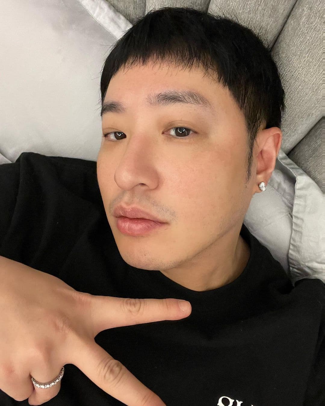 日前潘瑋柏向粉絲問候，結果自拍照被疑胖了，還被楊丞琳笑手指肥。（翻攝IG）