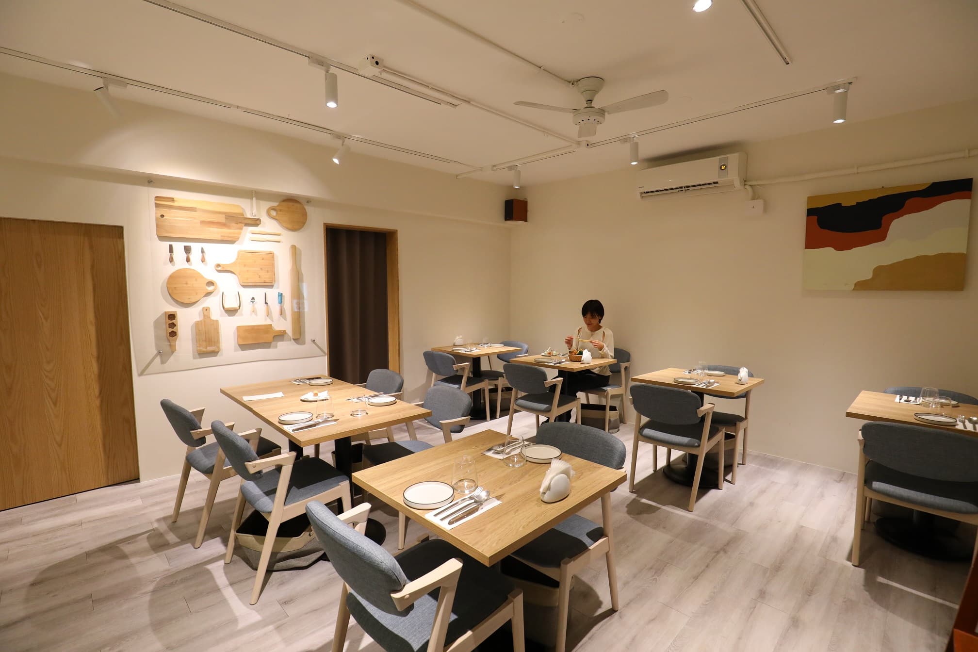 「Cucina Man Mano」走輕鬆溫馨的歐陸小餐館風格,未來也將成為推廣乳酪的平台。