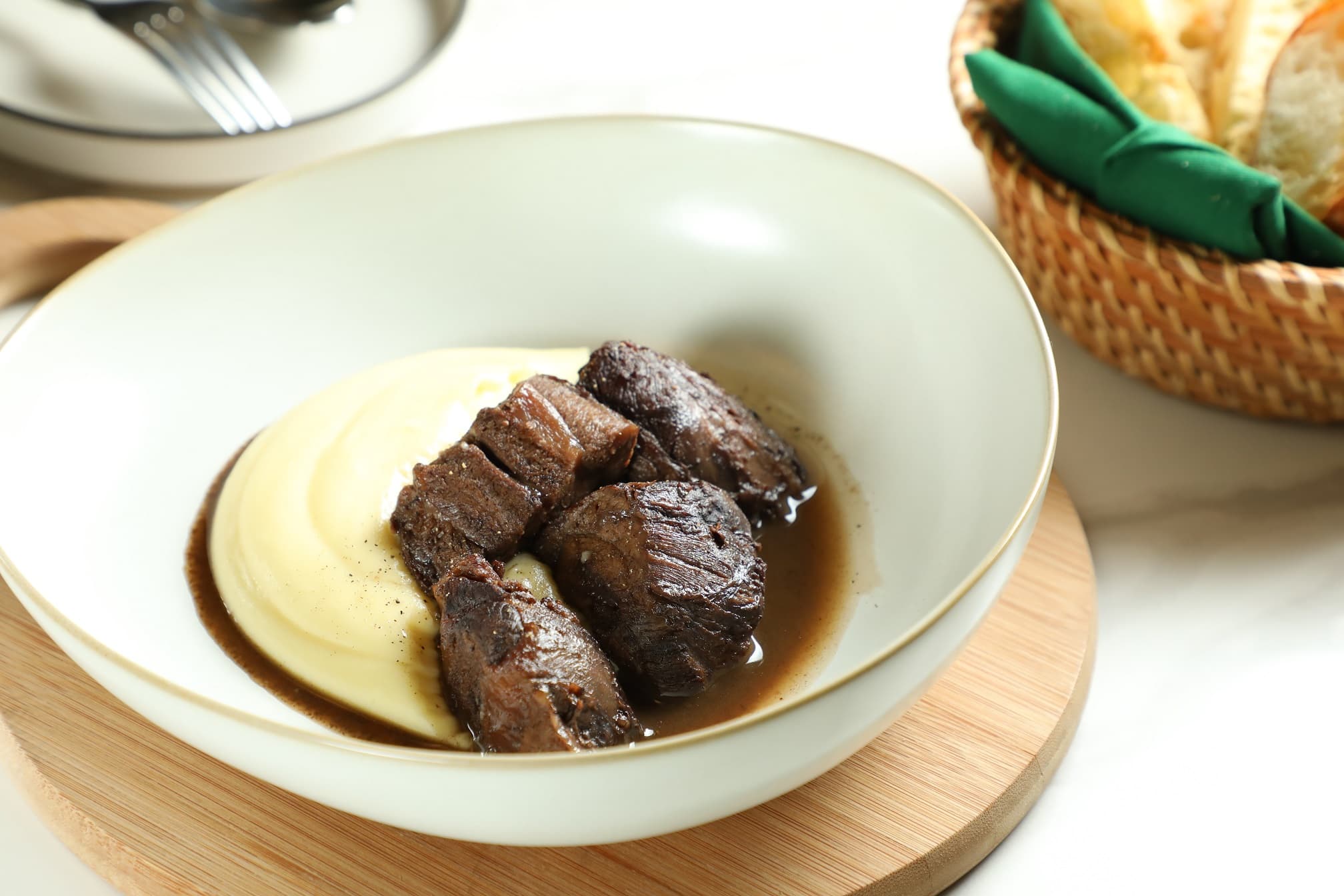 「托斯卡尼胡椒紅酒燉牛肉」加入義大利Chianti紅酒燉煮,搭配法式酸奶油與香滑馬鈴薯泥。(580元/份)