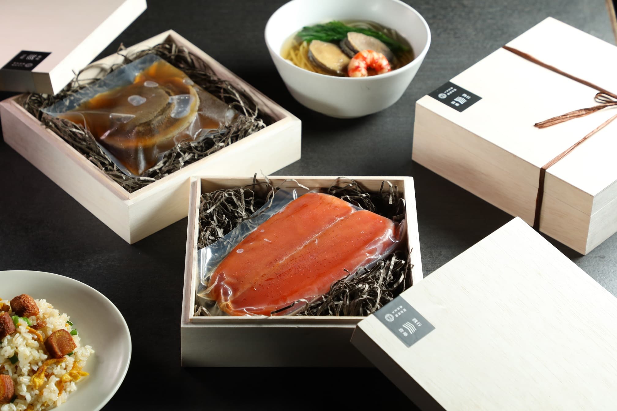 「野生烏金・獺祭吟釀」烏魚子禮盒(1,280元/盒)及磯煮南非活體鮑(880元/盒),都是年節送禮好選擇。