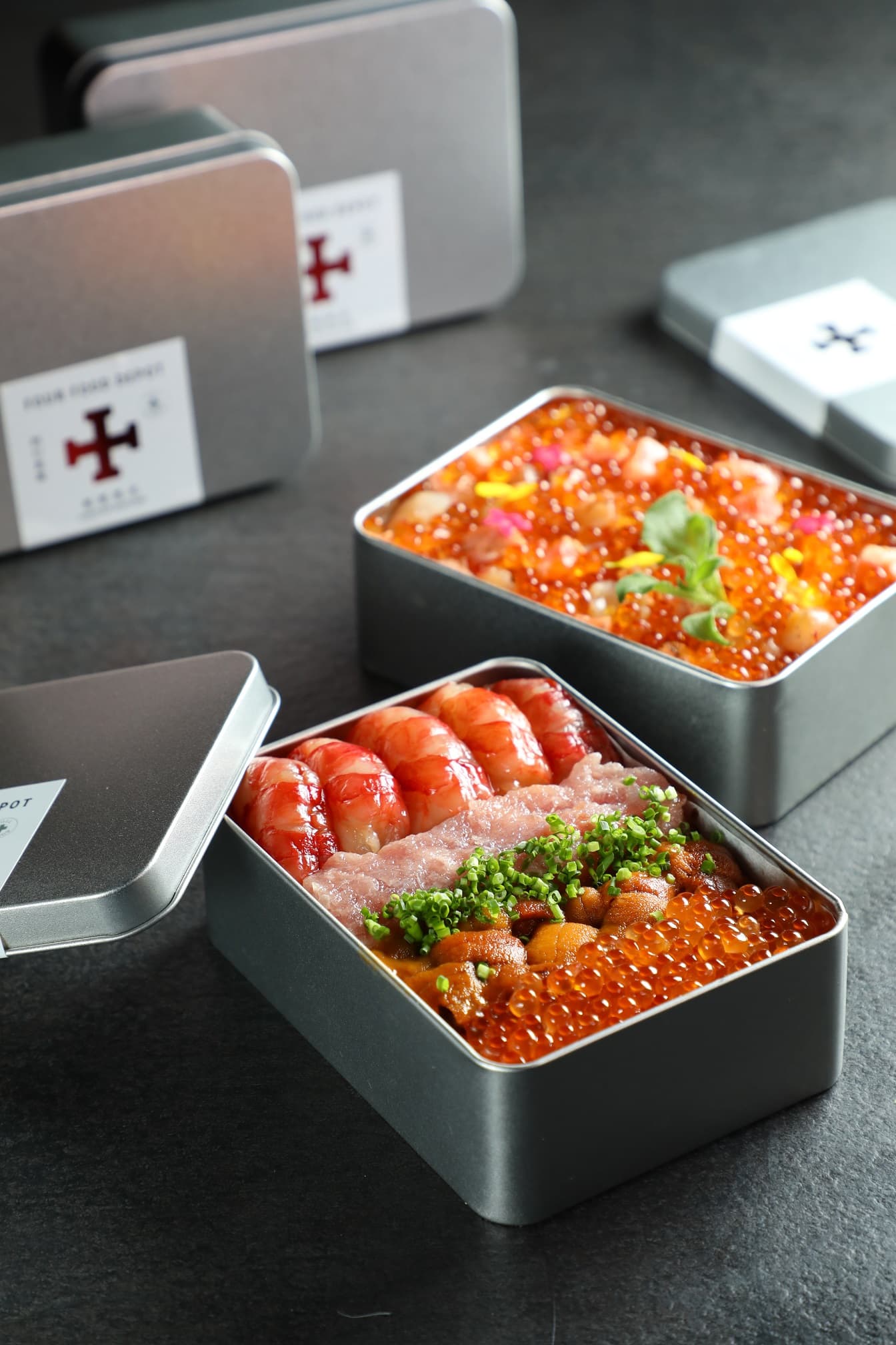 每日限量的急救鐵盒便當有「財富自由海鮮丼」(前,1,280元/份)及「1,000度的鮭魚海鮮丼」(後,380元/份),均需預訂。