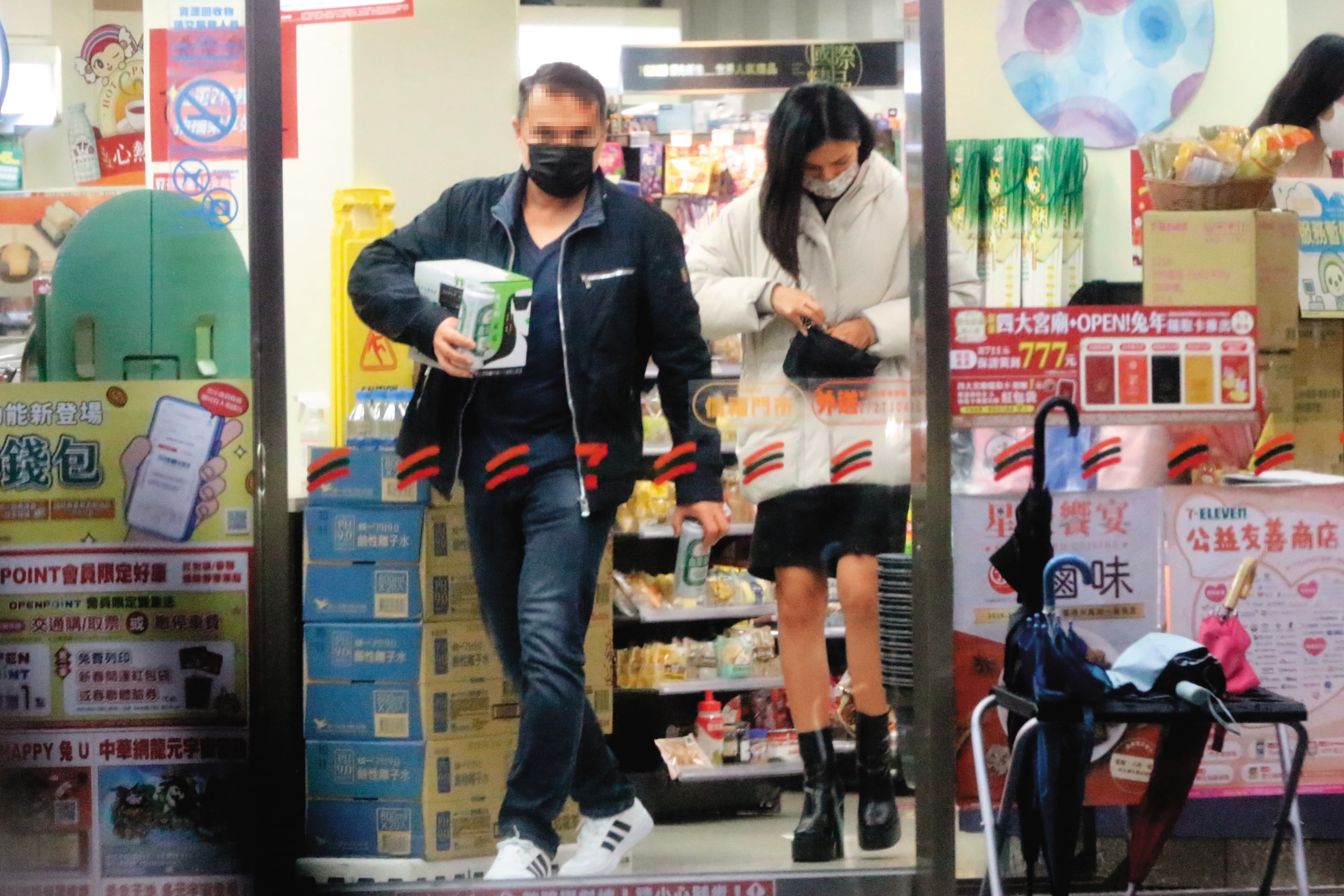 02:50 回家前,Andy與林芯儀先到超商購物,Andy抱著一手台啤出來。